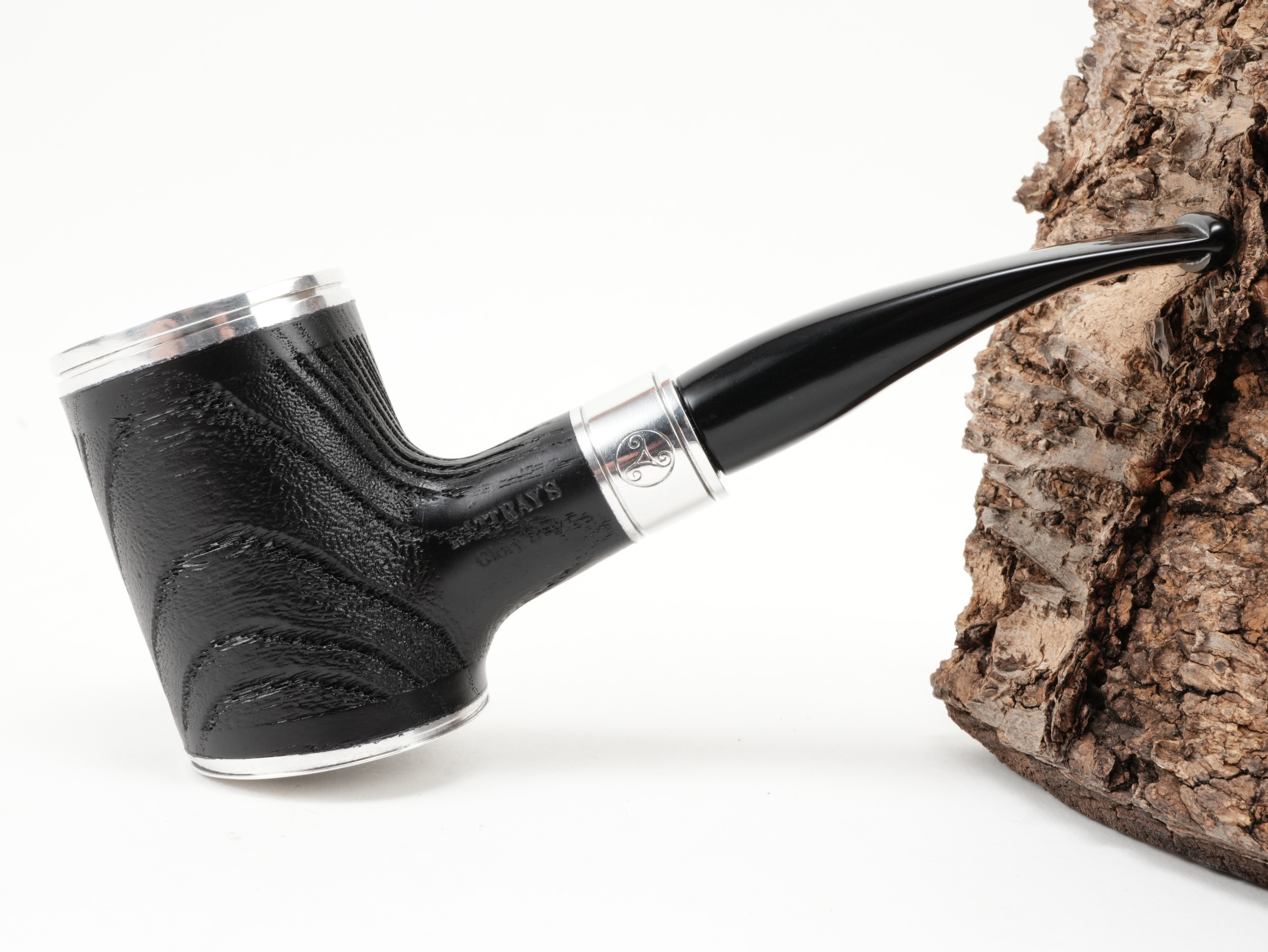 Seitenansicht der schwarzen Rattray's Glory Day Cap G Black Pfeife aus Eschenholz mit Graphit-Brennraumeinsatz