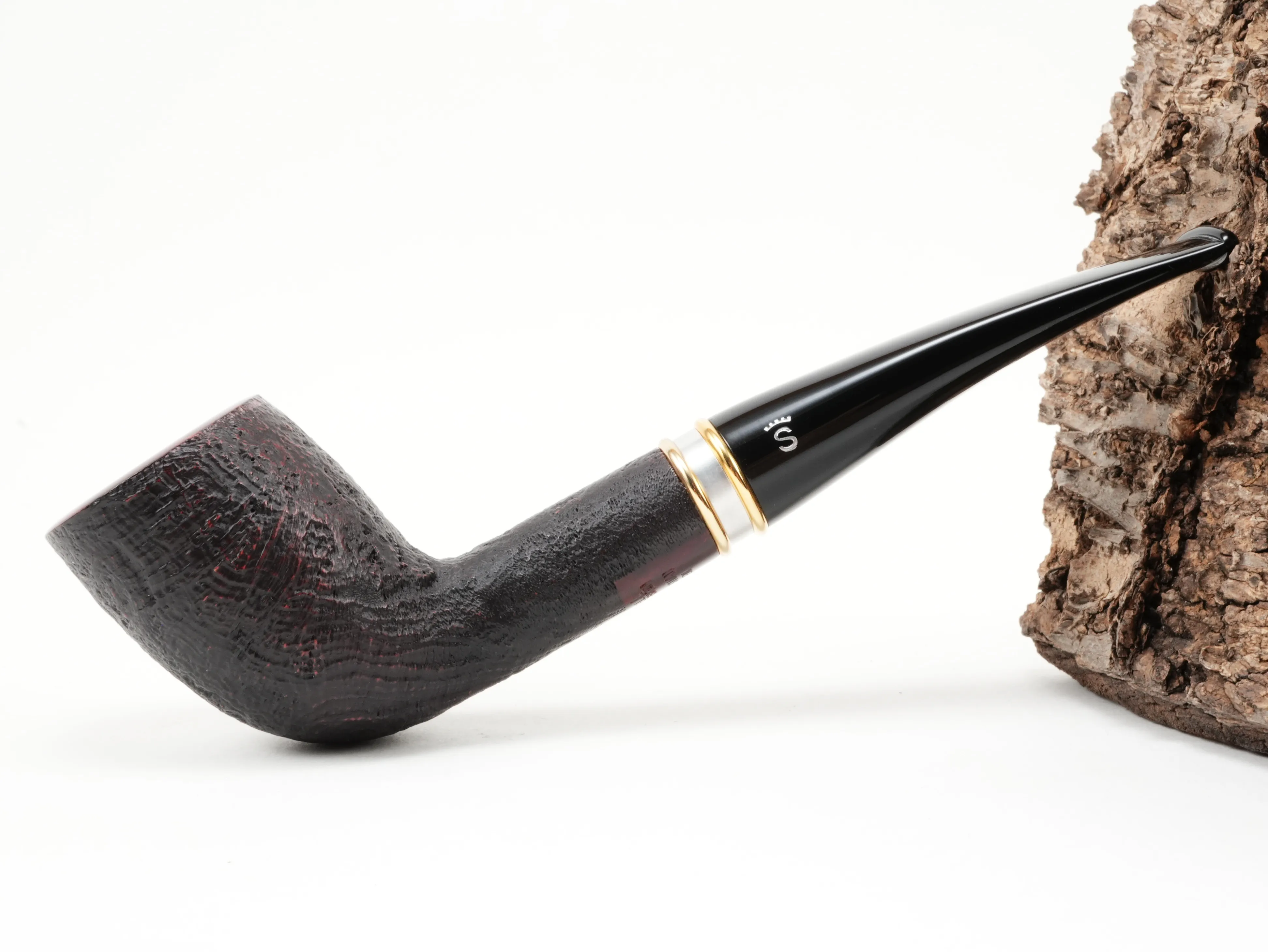 Seitenansicht der geraden Stanwell H.C. Andersen Sandblasted 1 Pfeife im Albert-Shape mit rustizierter Sandstrahlung und Zierring