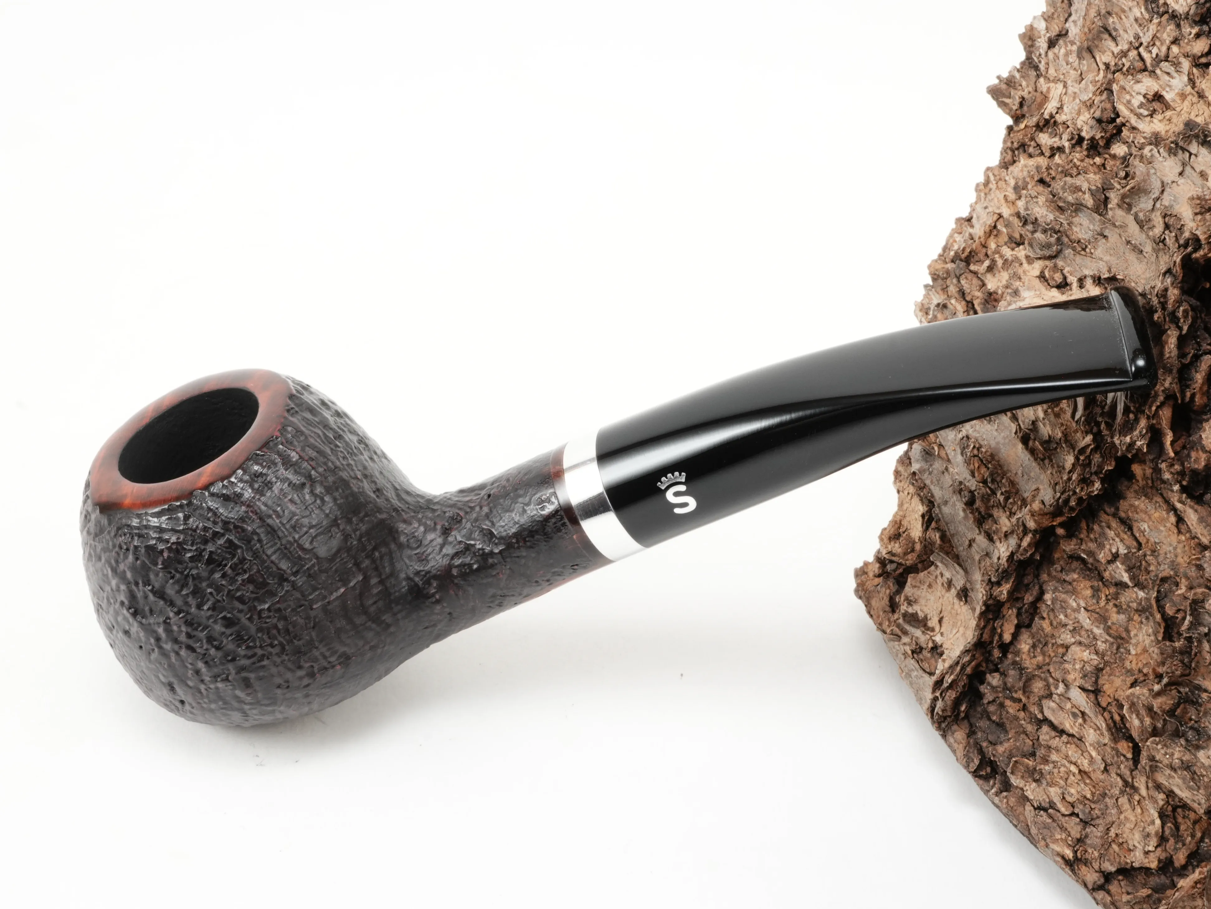 Sandgestrahlte rötlich-braune Stanwell København 109 Pfeife Half-Bent Brandy mit Aluminiumring und schwarzem Acrylmundstück – Titelbild schräg von oben