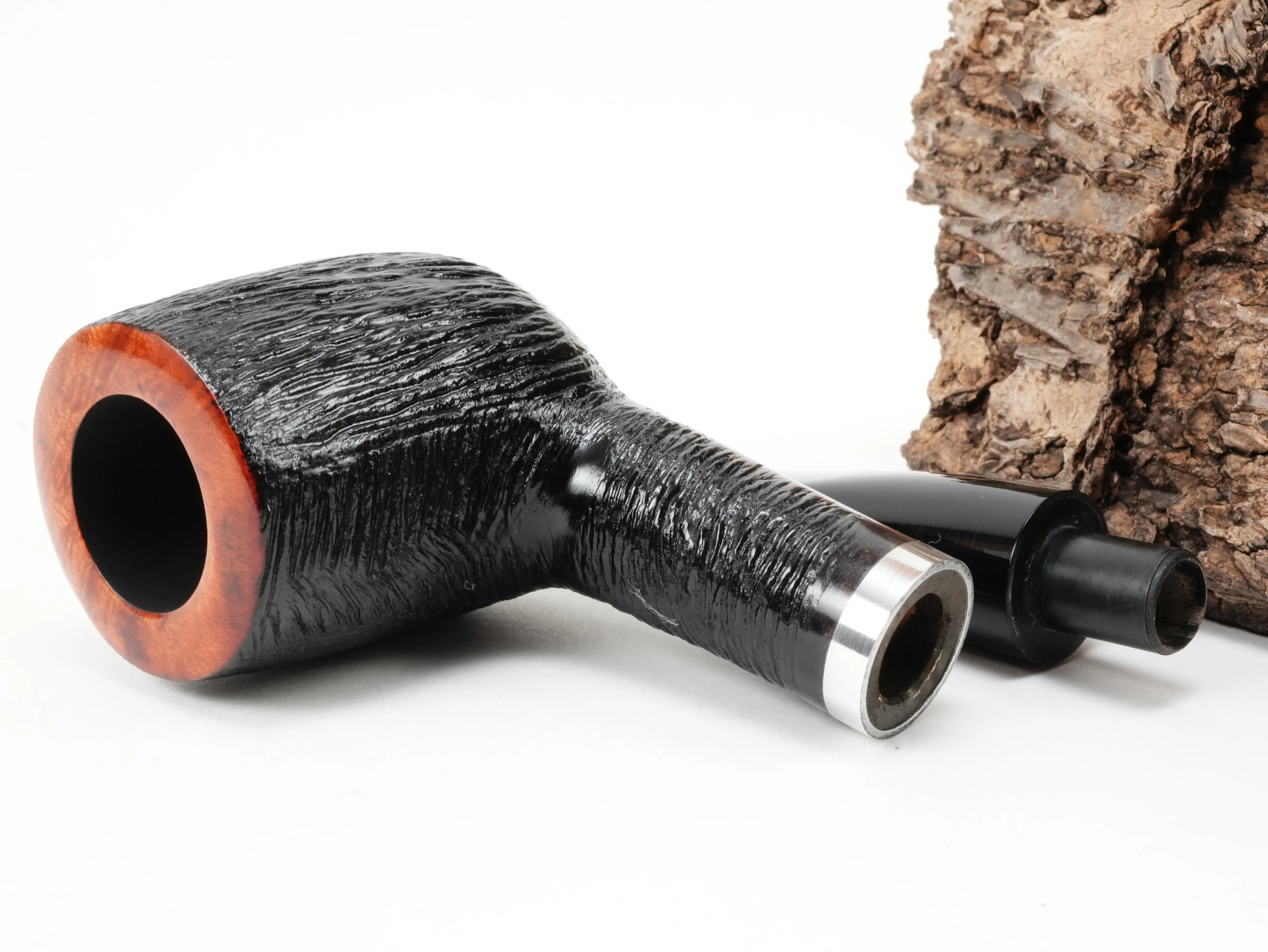 Zerlegte Stanwell København Brushed 88 Pfeife mit Blick auf die 9mm Filterbohrung und den Aluminiumring am Holmende