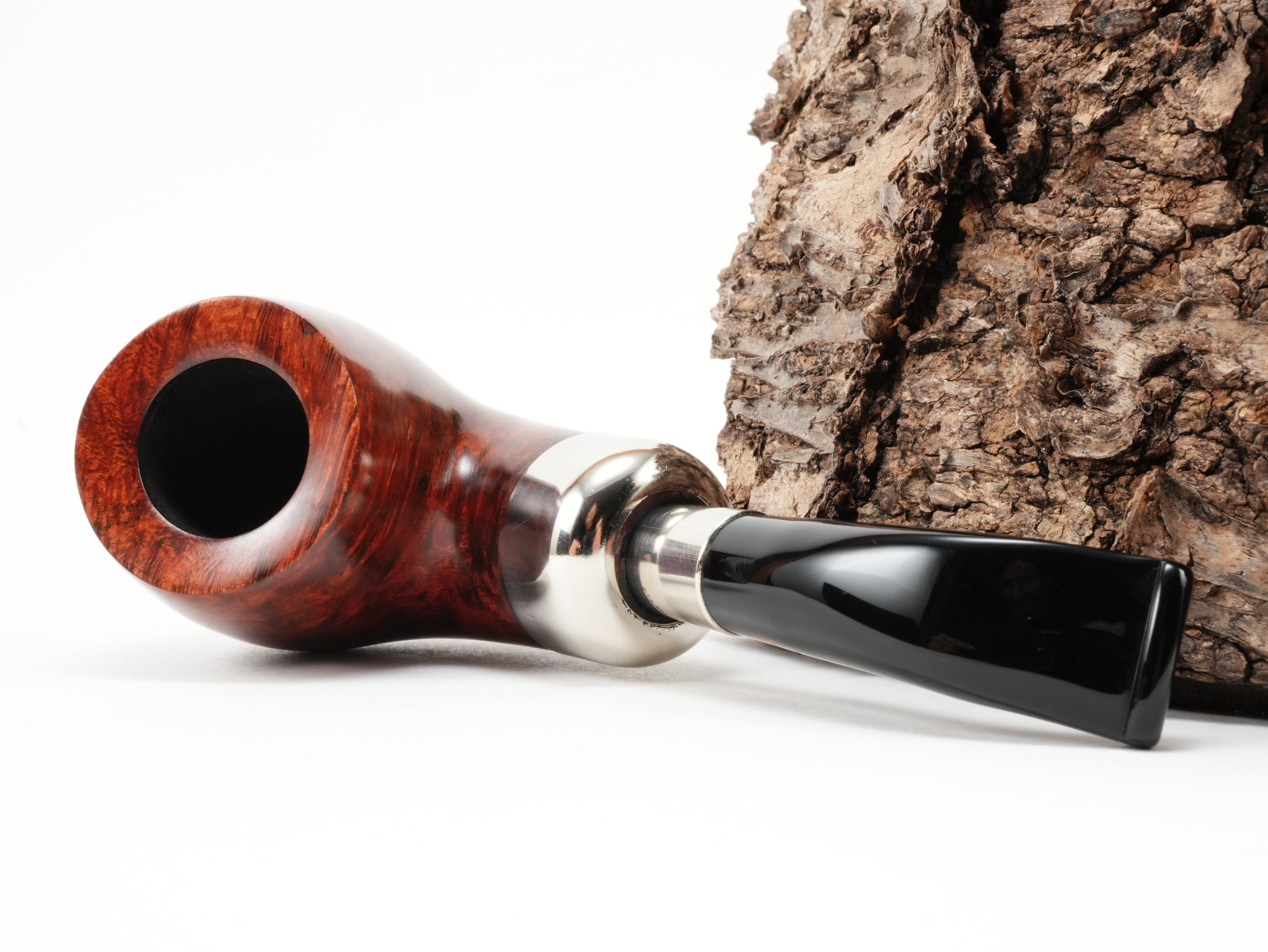db Design Berlin Captain 052 Bent Classic Pfeife liegend von schräg hinten mit Fokus auf die glänzende Spigot-Metallverbindung