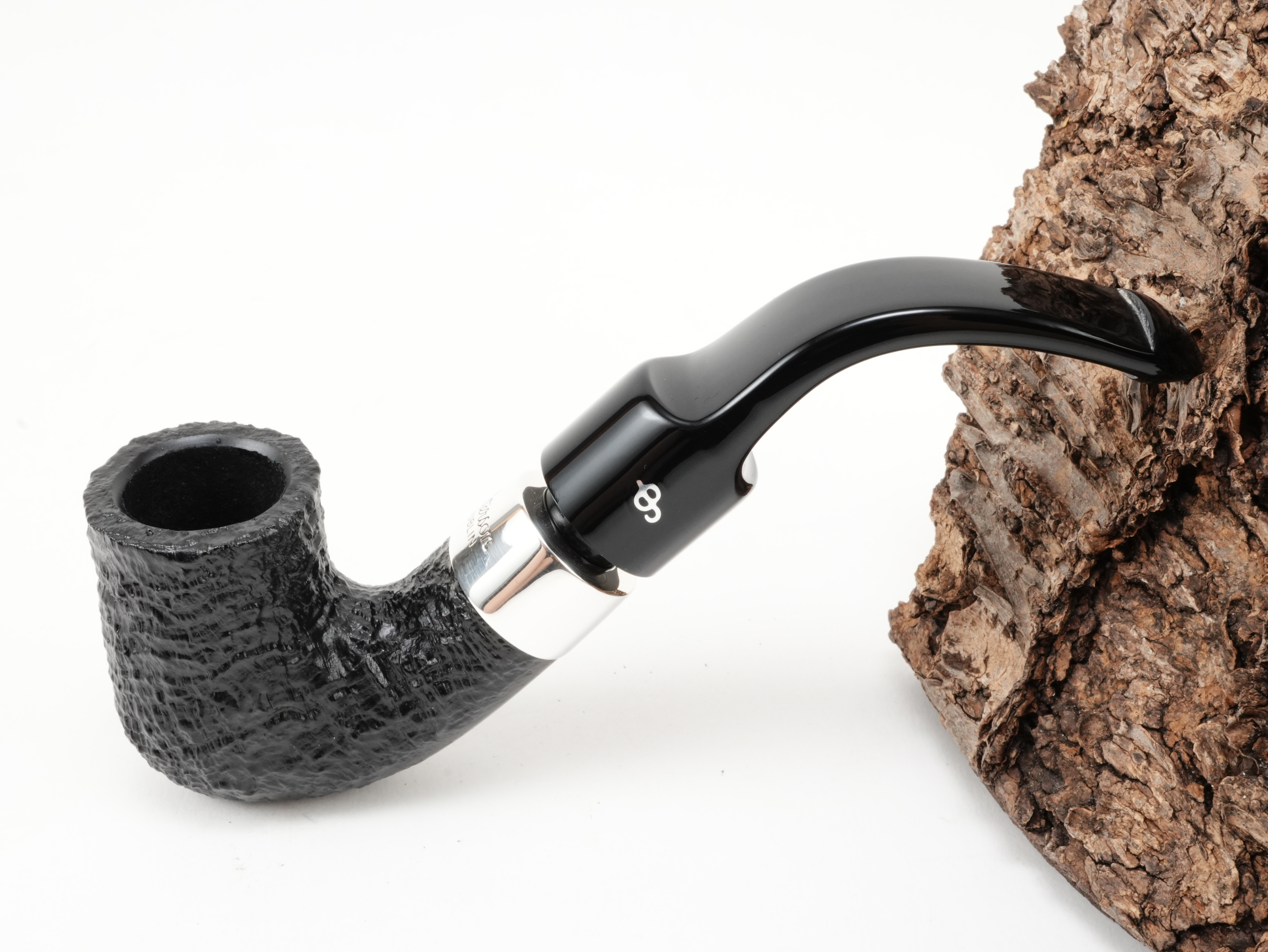 Schwarz sandgestrahlte Peterson Deluxe System 8s Pfeife mit Sterling-Silberring und P-Lip Steckermundstück – Titelbild schräg von oben