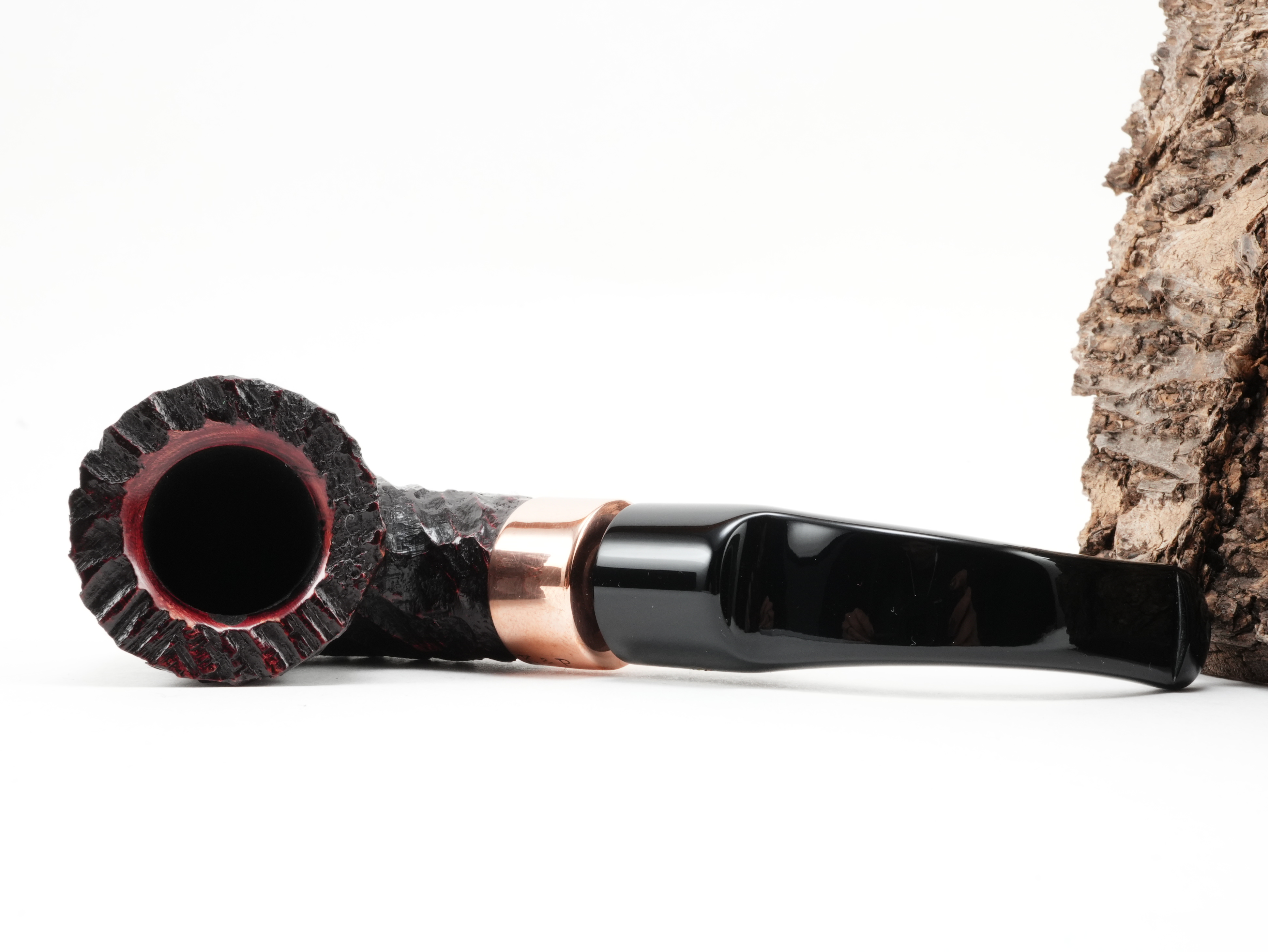 Flache Draufsicht auf die liegende Peterson Christmas 2026 Rustic 5s Pfeife mit Fokus auf den rustizierten Calabash-Pfeifenkopf