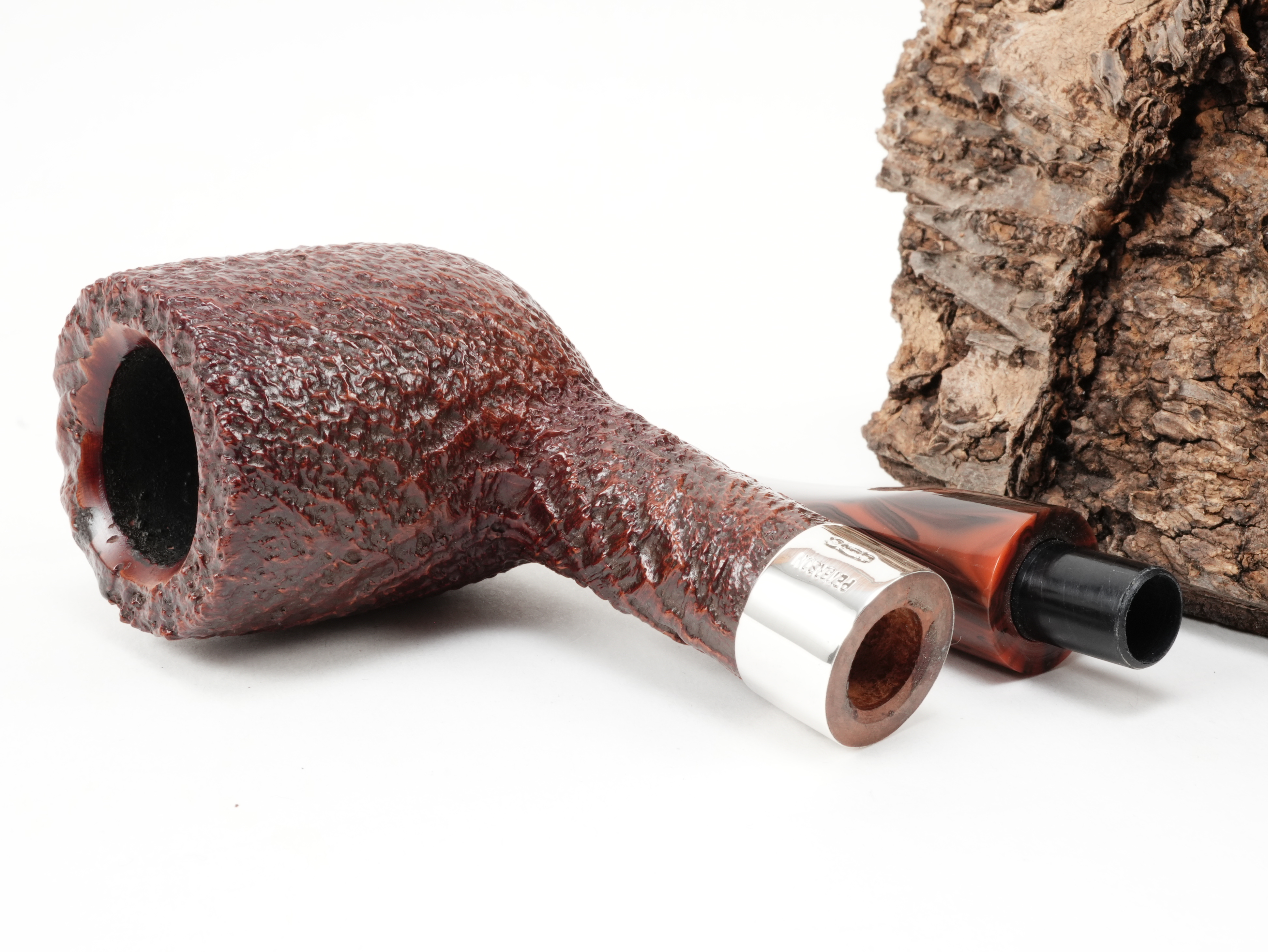 Zerlegte Peterson Irish Harp 107 Sand Pfeife mit Blick auf die 9mm Filterbohrung und den gravierten Silberring am Holmende