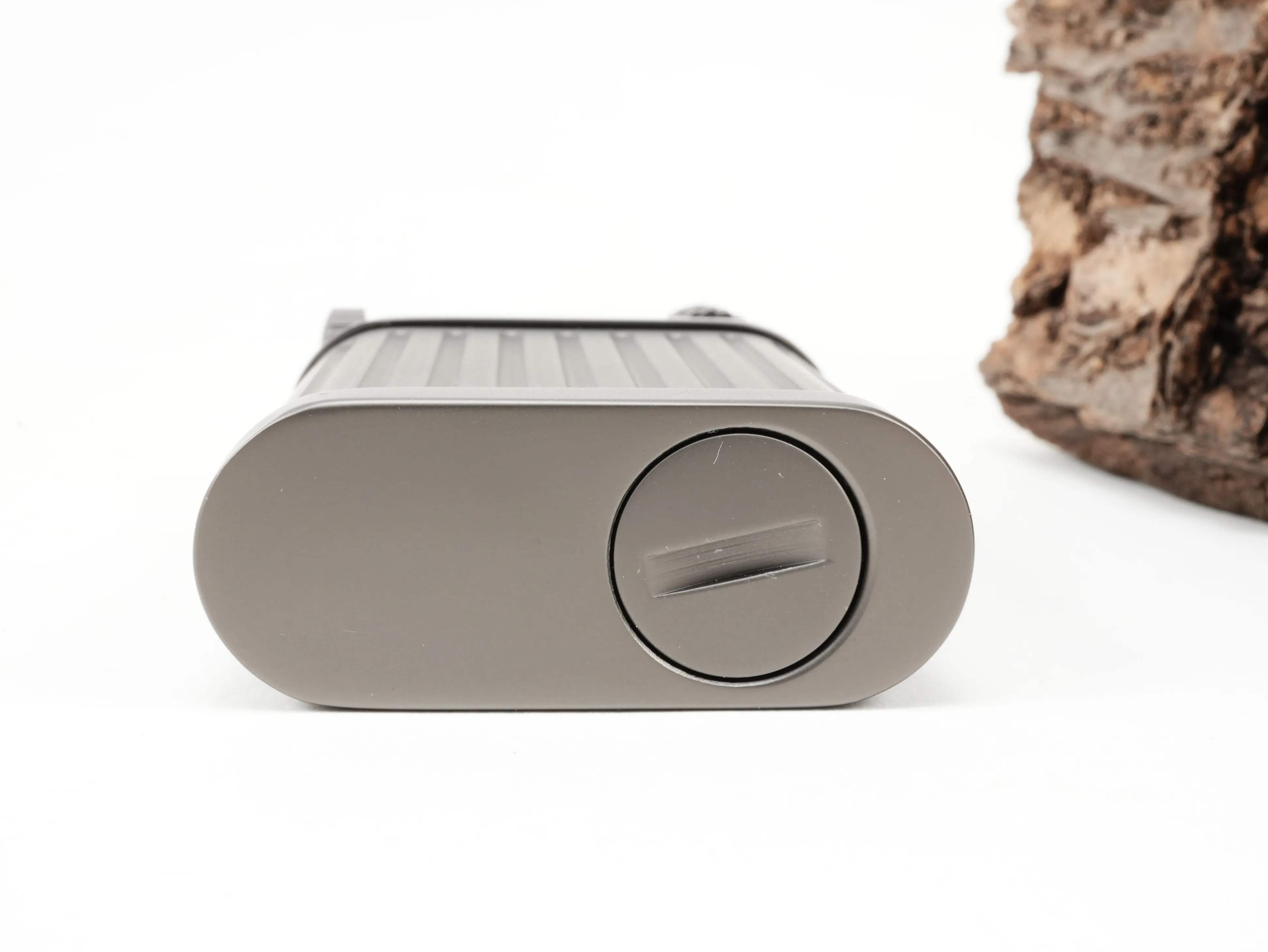 Unterseite des Sisuman Soft Flame Gasfeuerzeugs Gun Metal mit Nachfüllventil und Flammeneinstellschraube