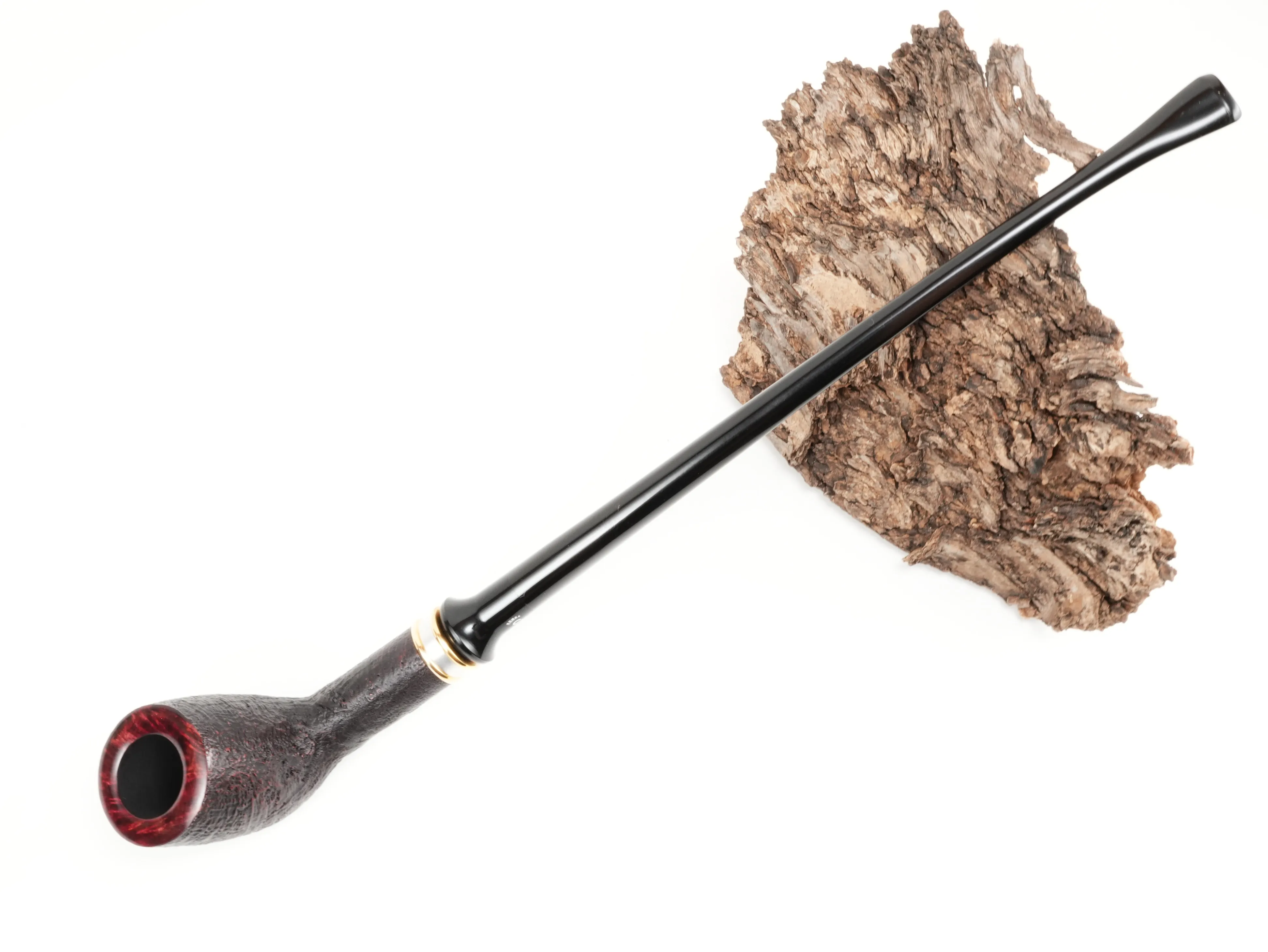 Draufsicht auf die Stanwell H.C. Andersen Sandblasted 1 Lesepfeife mit langem Ebonitmundstück und Blick auf den rötlich-glatten Kopfrand
