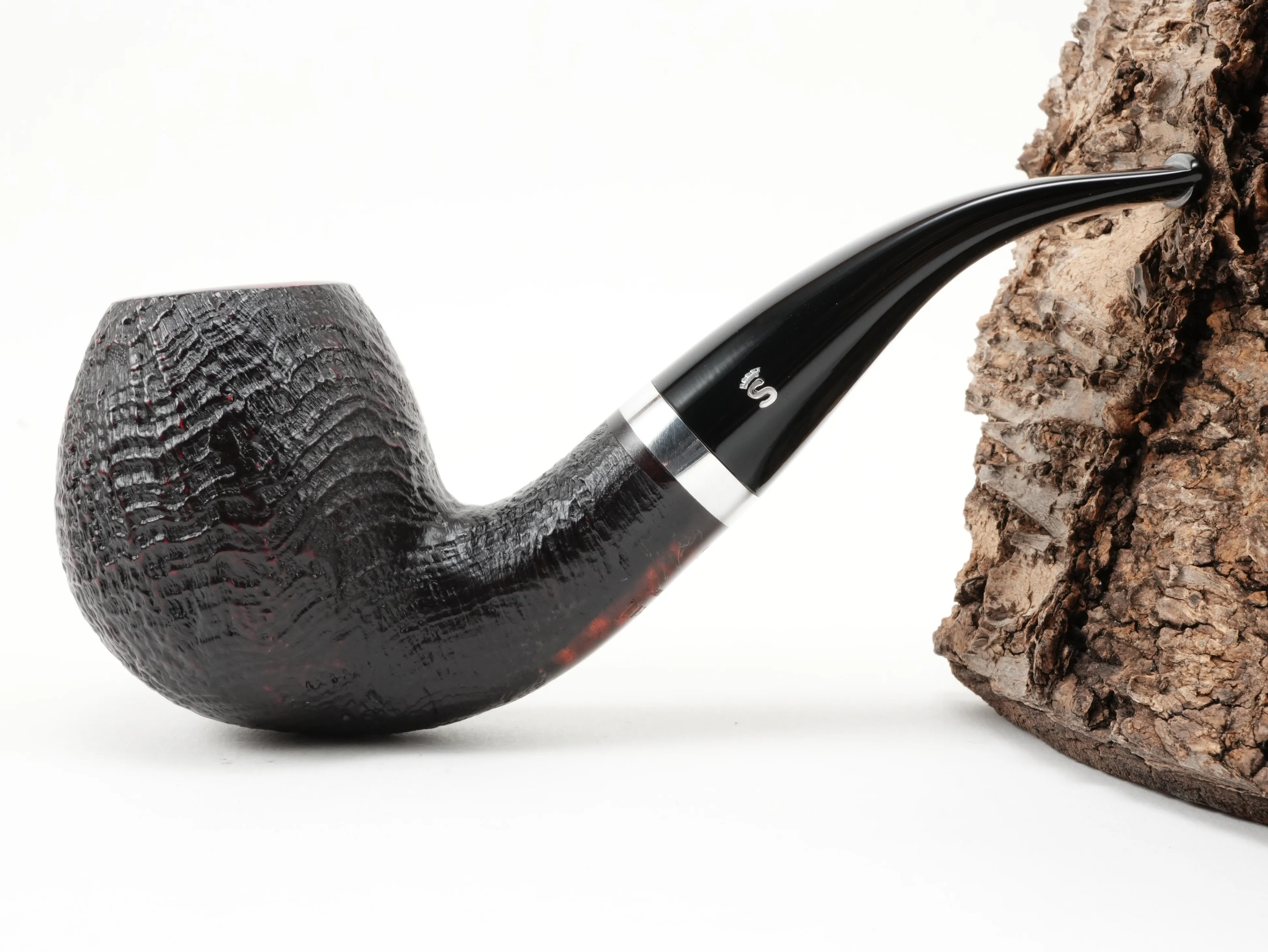 Seitenansicht der gebogenen Stanwell København 185 Apple-Pfeife mit sandgestrahlter Oberfläche und silbernem Ring