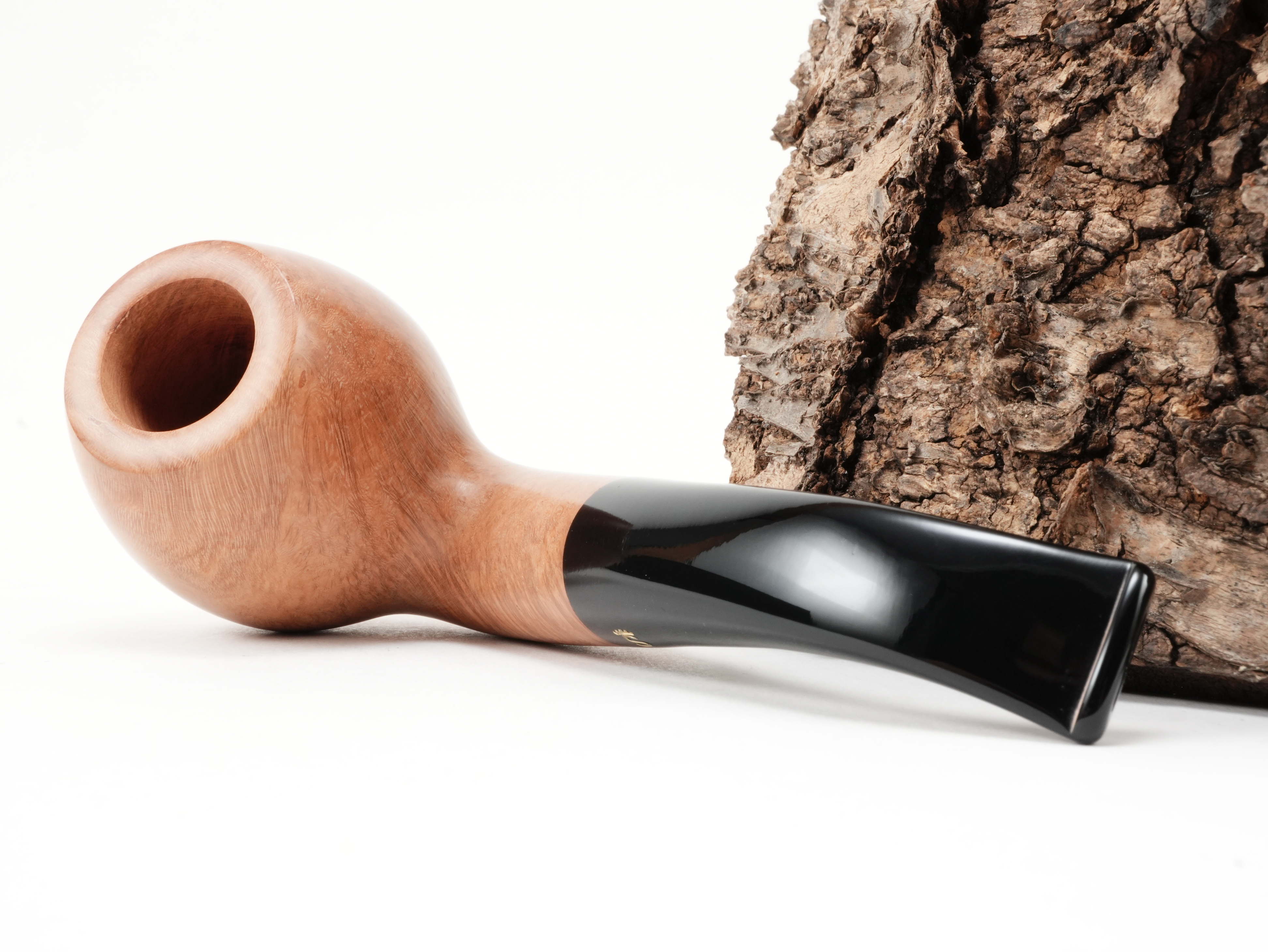 Stanwell Authentic Natural 185 gebogene Pfeife liegend von schräg hinten mit Blick auf den naturbelassenen Holm