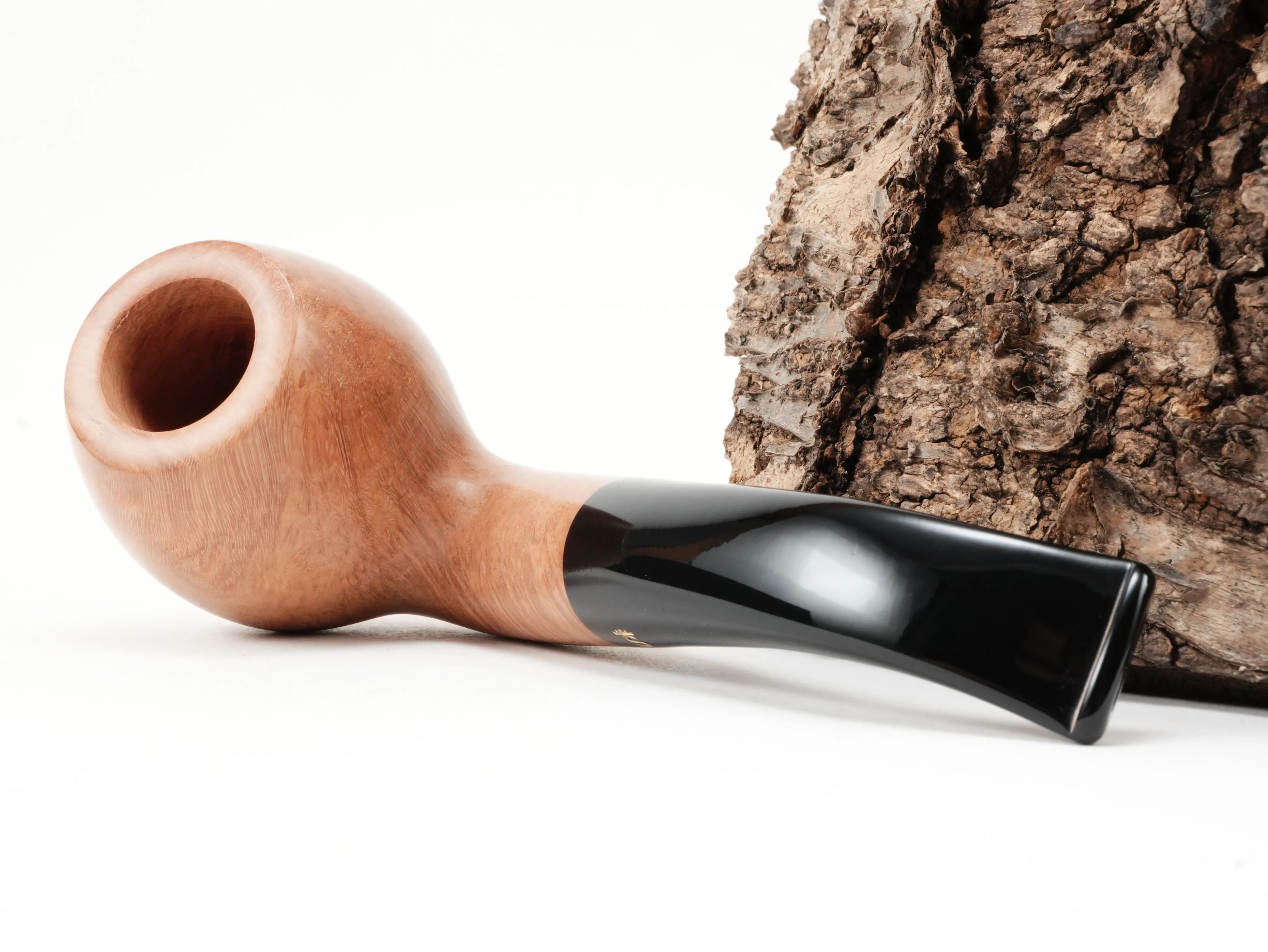 Stanwell Authentic Natural 185 gebogene Pfeife liegend von schräg hinten mit Blick auf den naturbelassenen Holm
