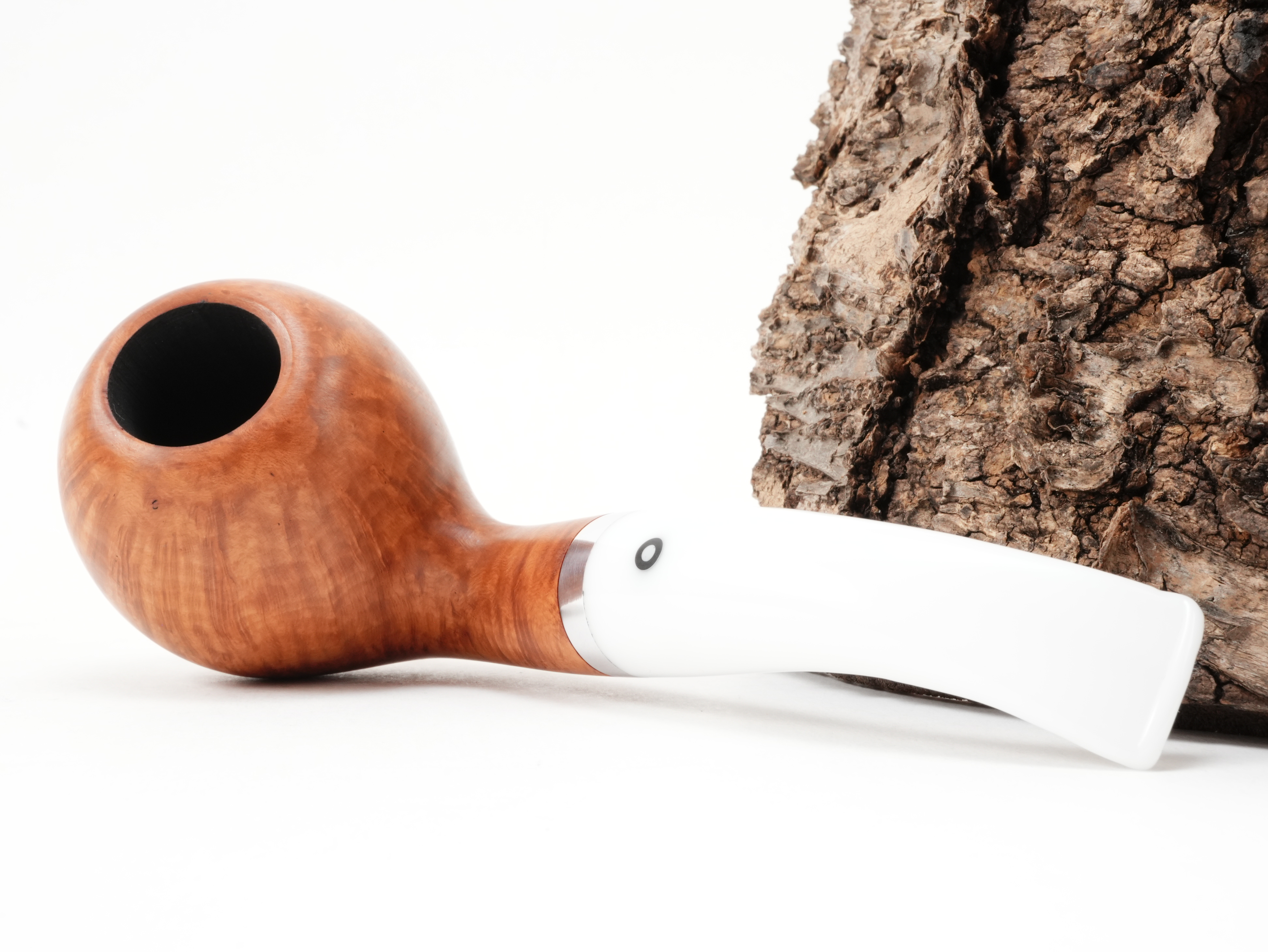 Vauen Natura 132 Bent Ball Pfeife liegend von schräg hinten mit Blick auf den Aluminiumring am Mundstückansatz