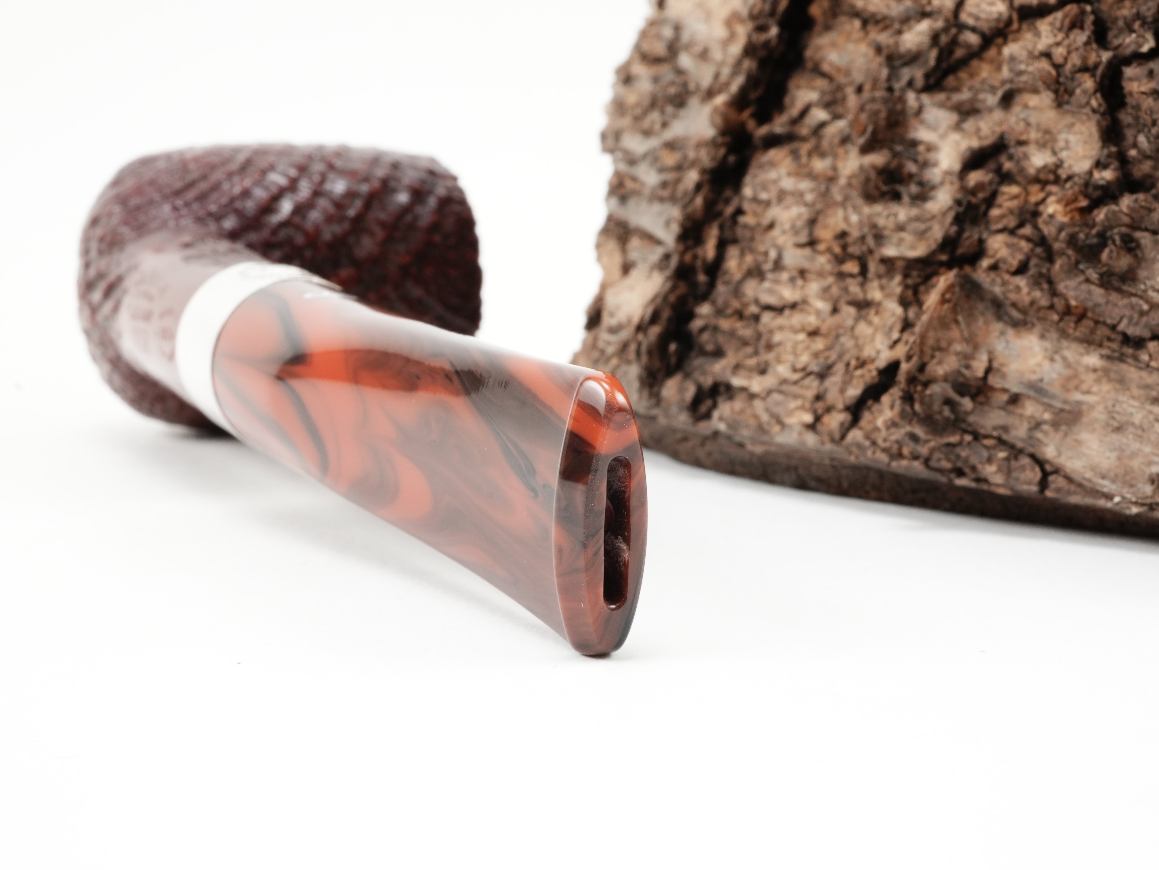 Nahaufnahme des geraden rot-marmorierten Acrylmundstücks der Peterson Irish Harp 107 Sand Pfeife mit Bissstelle von hinten