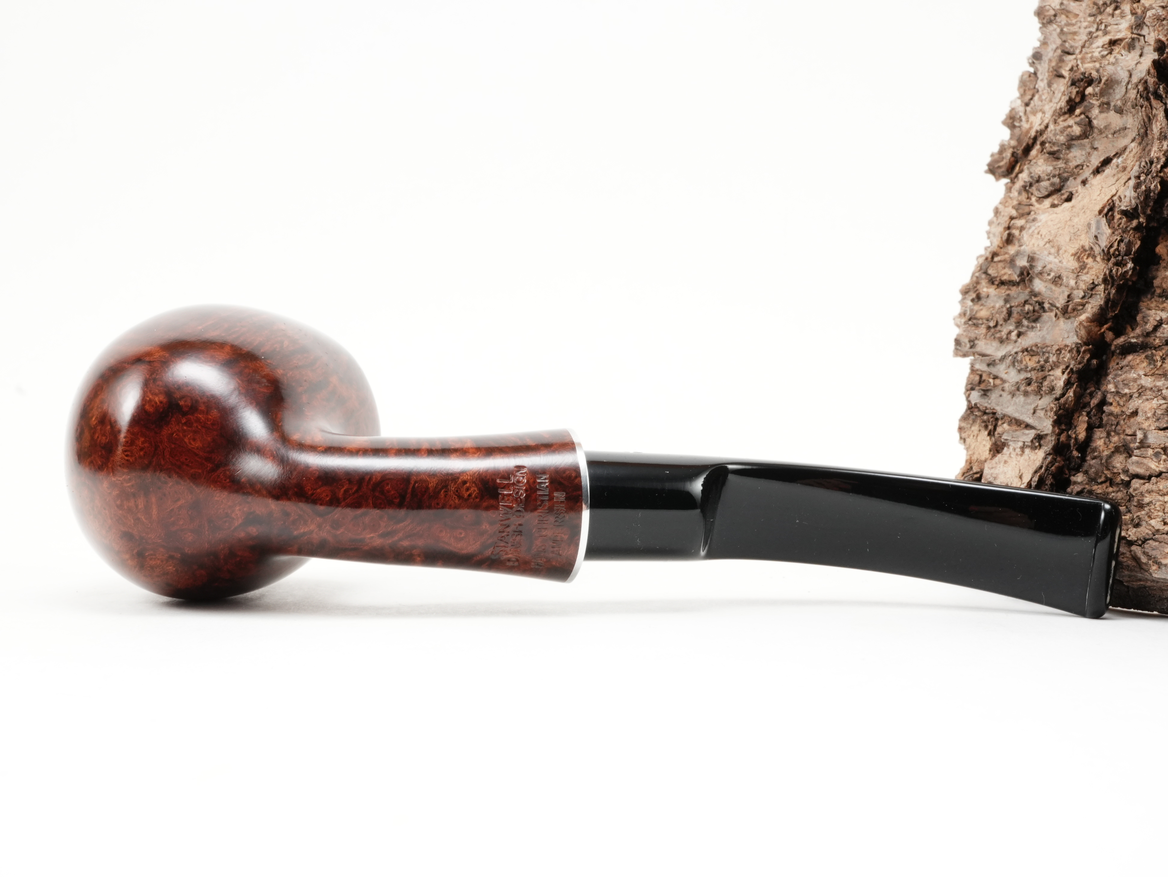 Unterseite des dunkelbraunen Pfeifenkopfs der Stanwell H.C. Andersen Braun 7 mit eingeprägtem Marken-Stempel