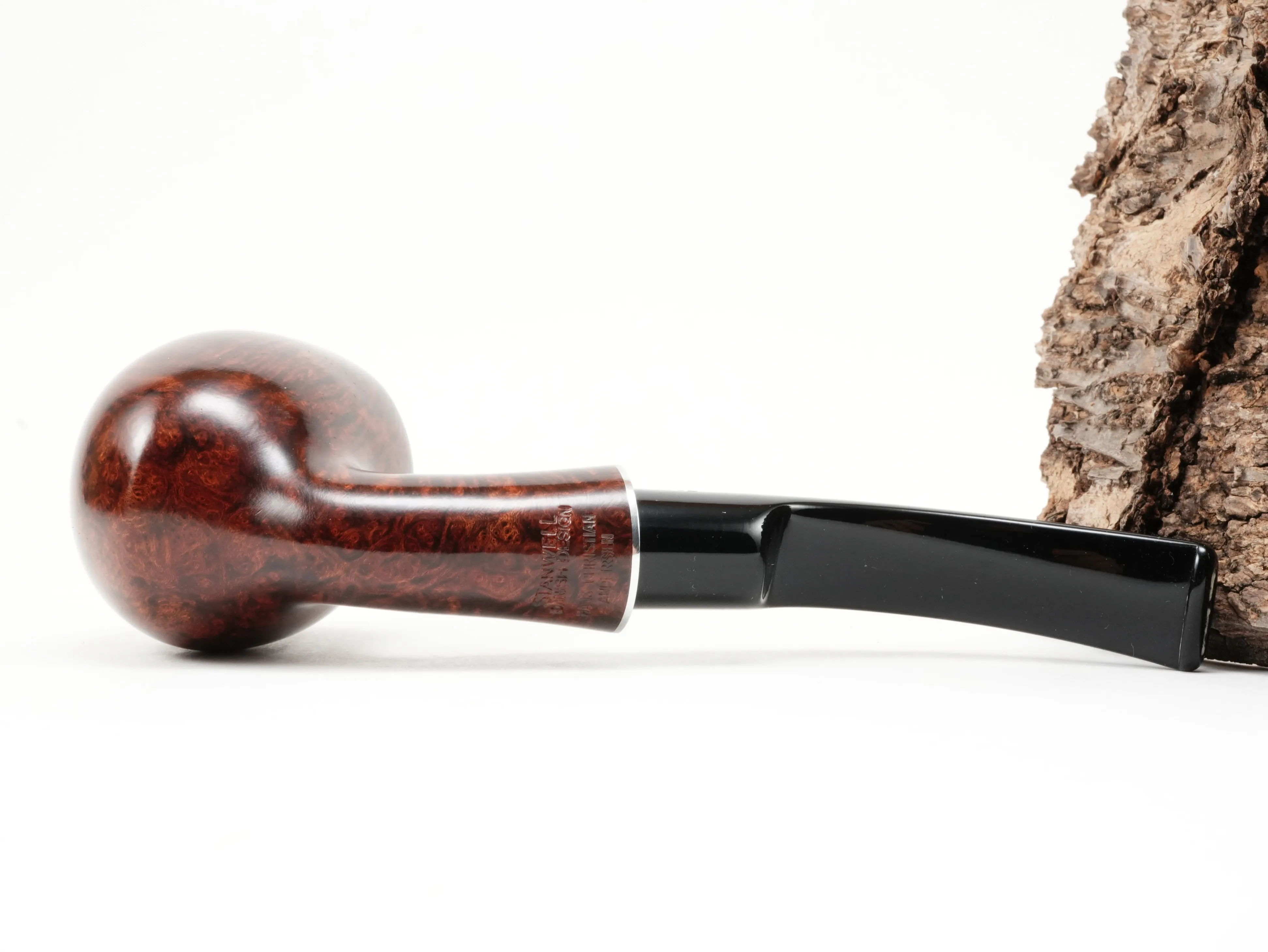 Unterseite des dunkelbraunen Pfeifenkopfs der Stanwell H.C. Andersen Braun 7 mit eingeprägtem Marken-Stempel