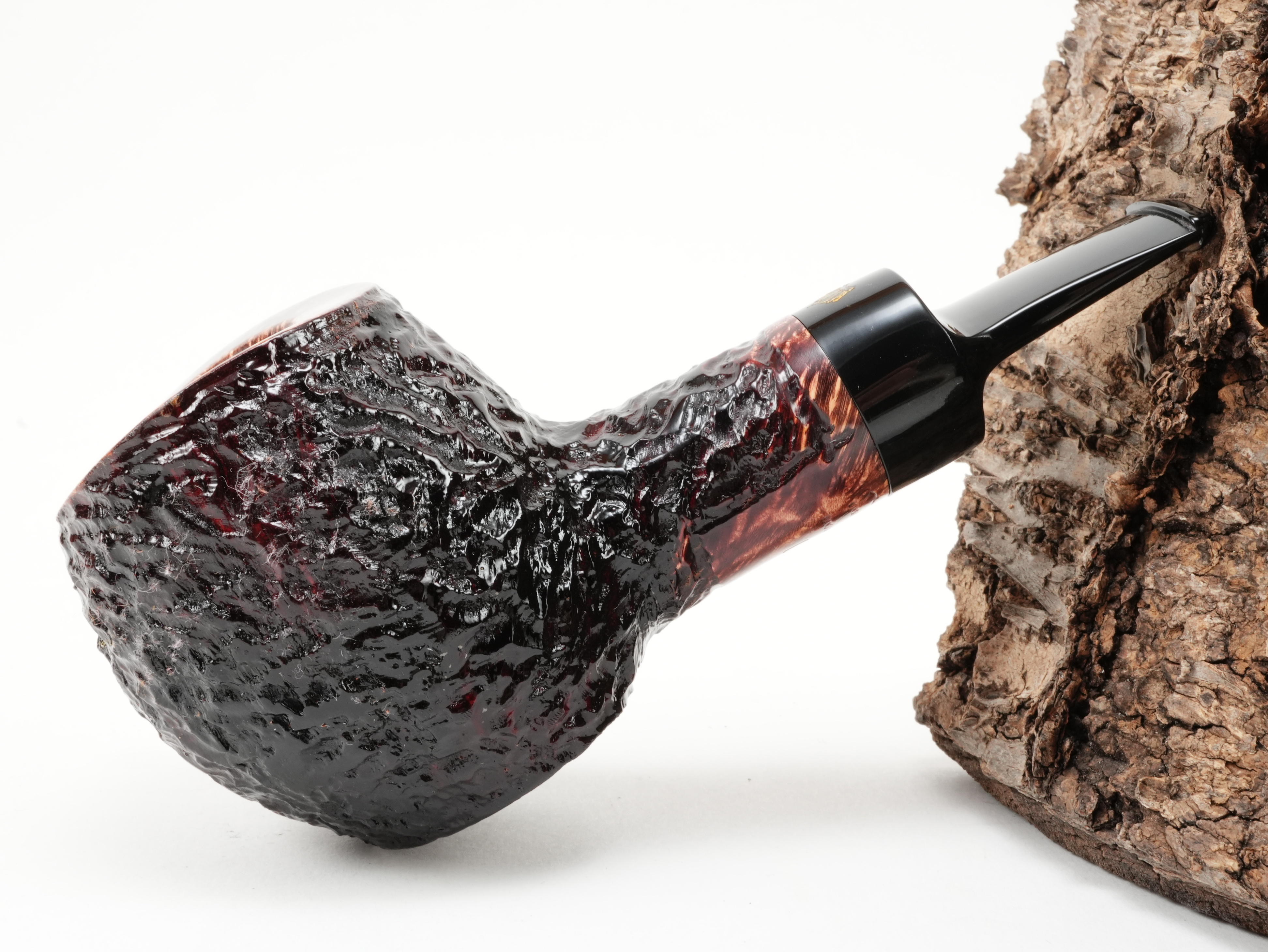 Seitenansicht der Poul Winslow Crown Viking 709 Freiform-Pfeife mit abgeflachtem Boden und kurzem schwarzem Acrylmundstück
