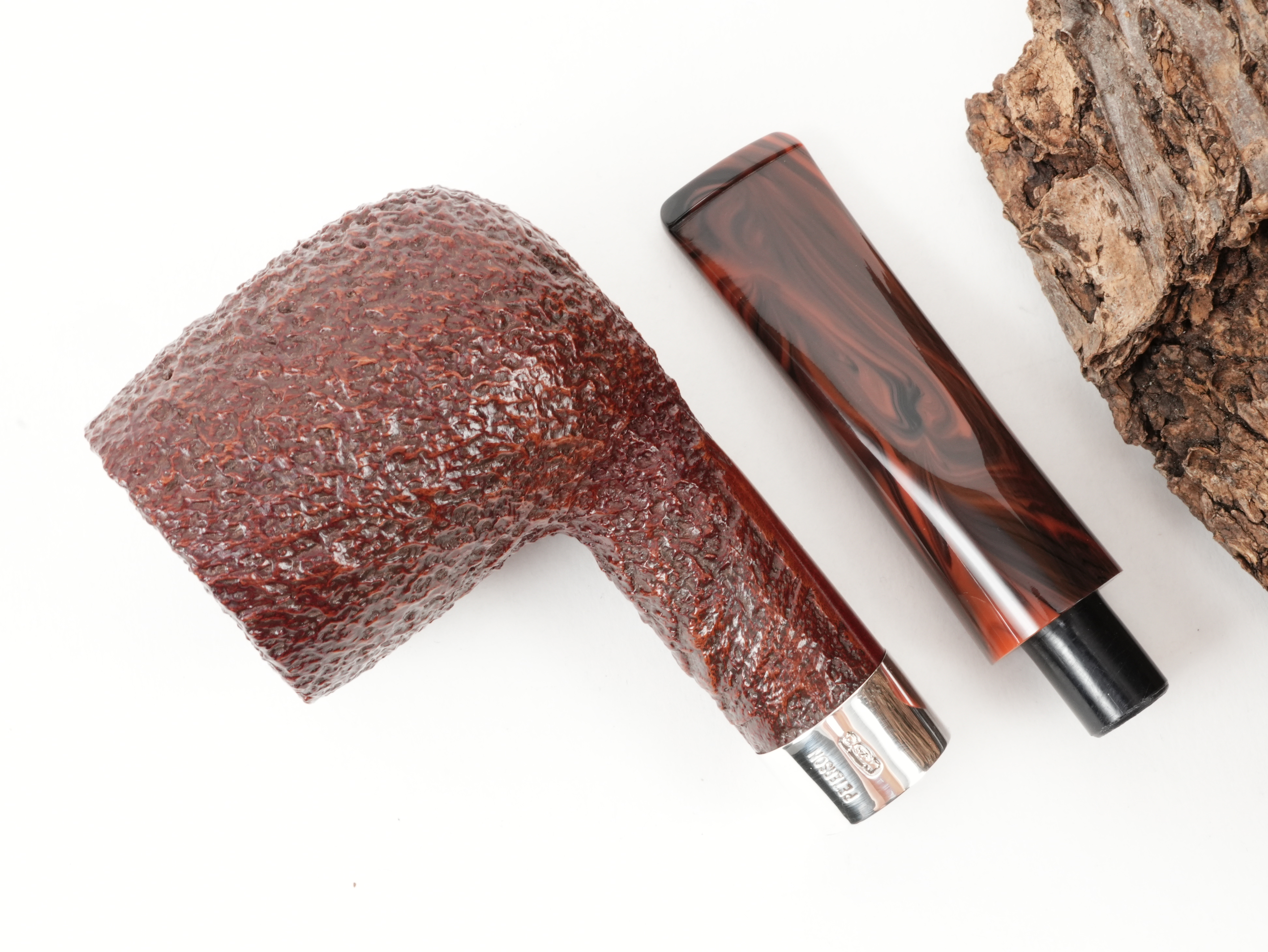 Draufsicht auf die zerlegte Peterson Irish Harp 107 Sand Pfeife mit getrenntem sandgestrahltem Billiard-Pfeifenkopf und rot-marmoriertem Mundstück