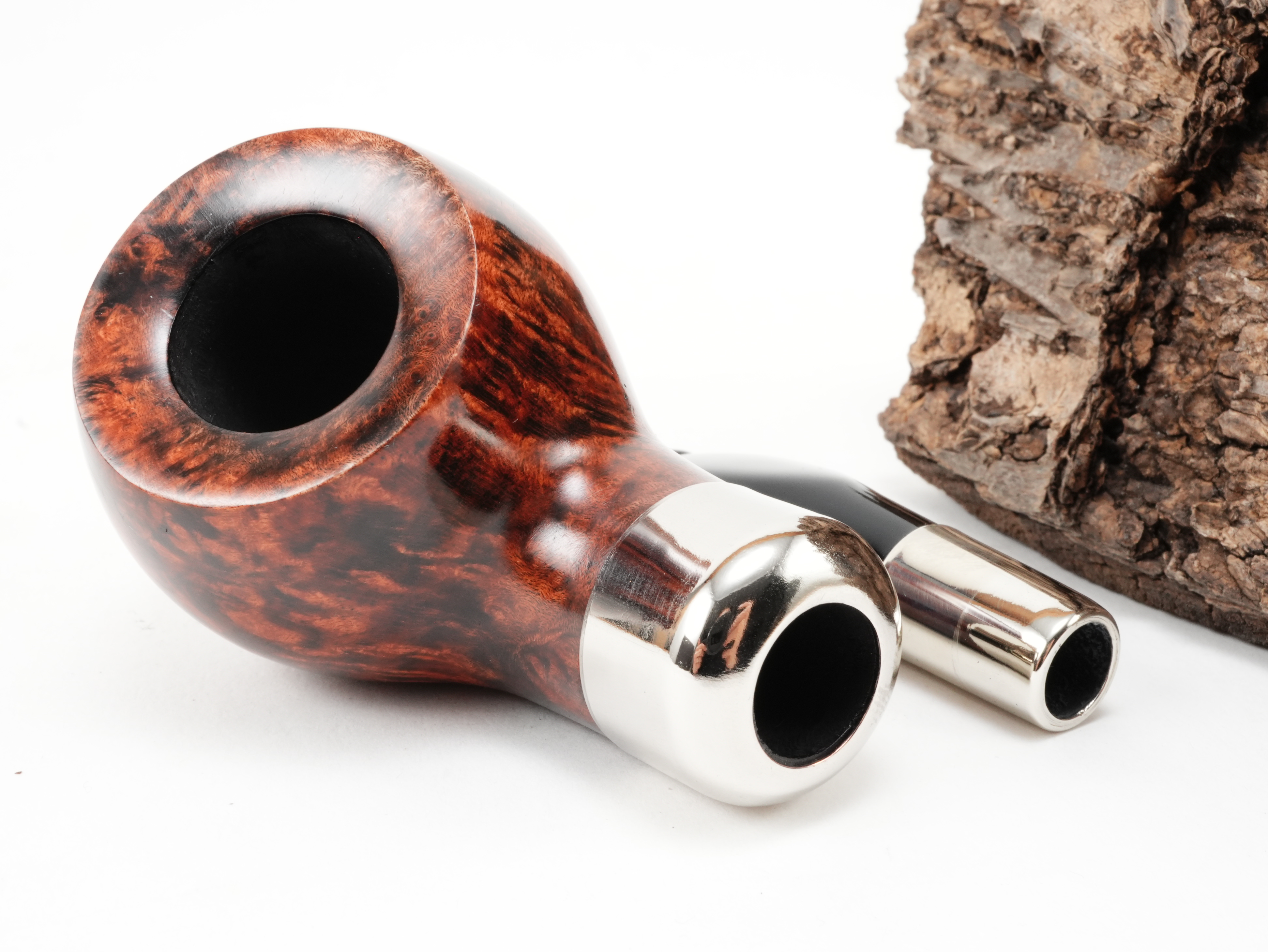 Zerlegte db Design Berlin Captain 051 Pfeife mit Blick auf die 9mm Filterbohrung und den metallenen Spigot-Ring am Holmende