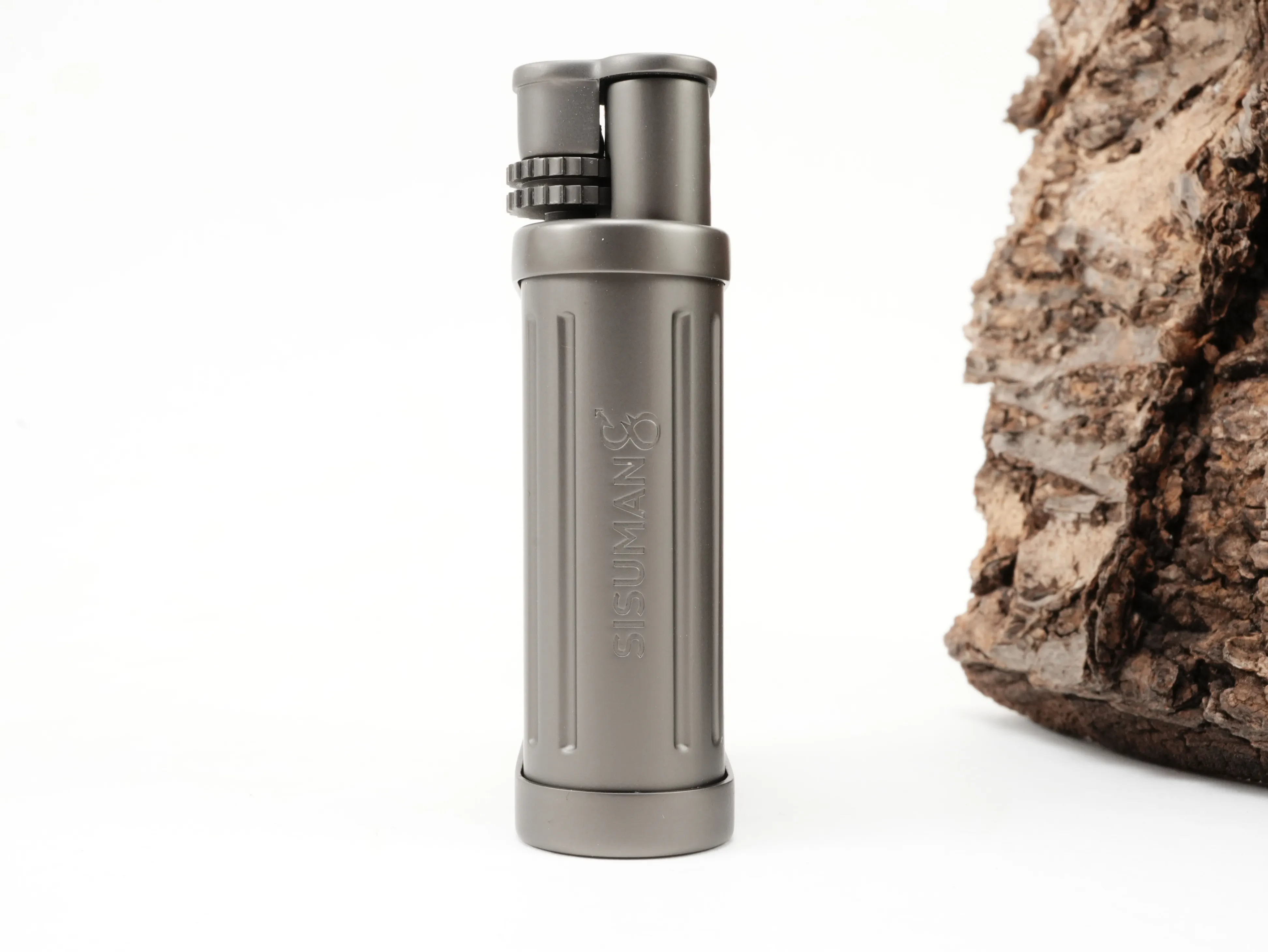 Seitenansicht des Sisuman Soft Flame Gasfeuerzeugs Gun Metal mit geprägtem Sisuman-Schriftzug