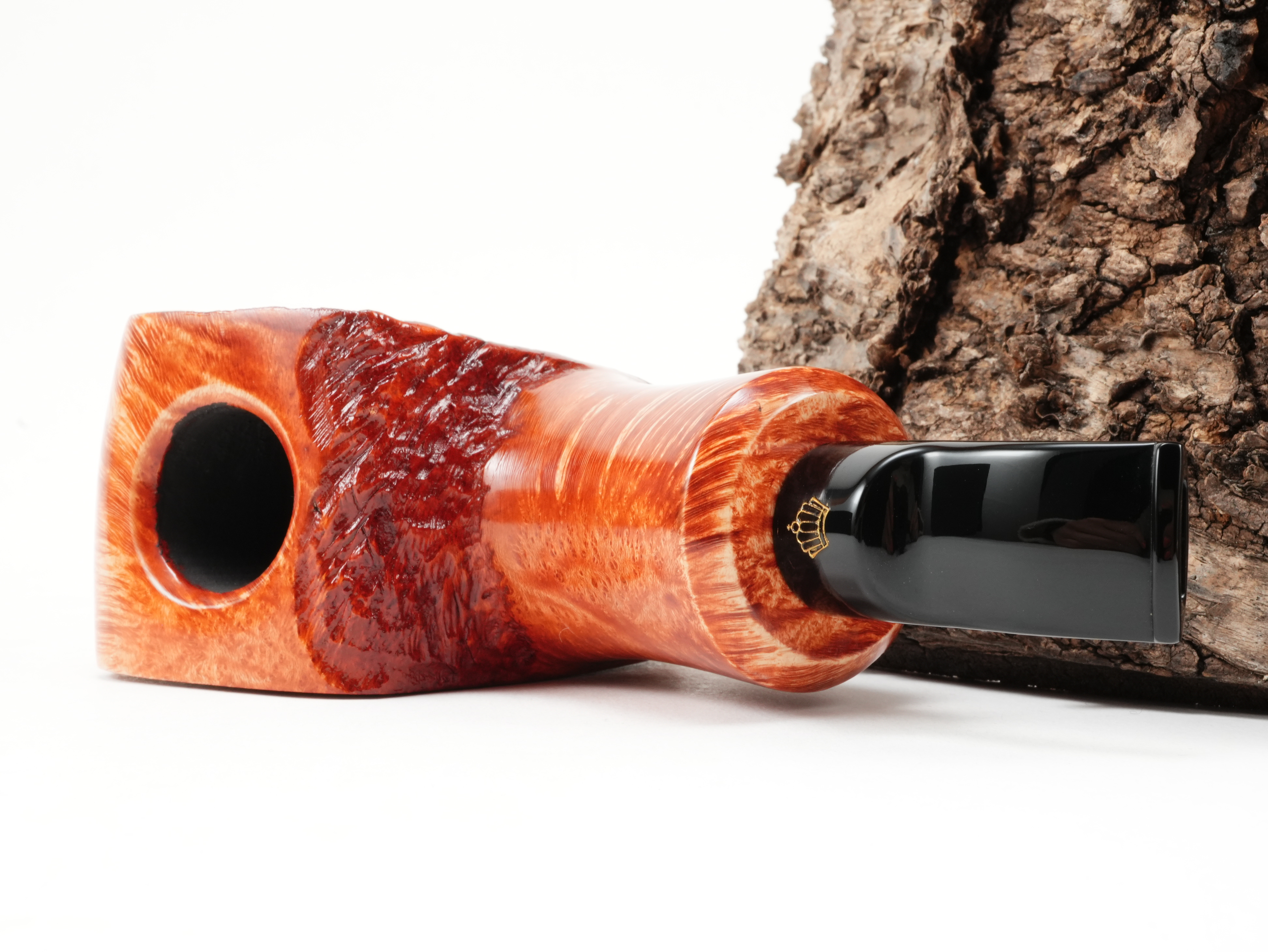 Poul Winslow Crown Viking 708 Pfeife liegend von schräg hinten mit goldener Winslow-Krone auf dem Acrylmundstück