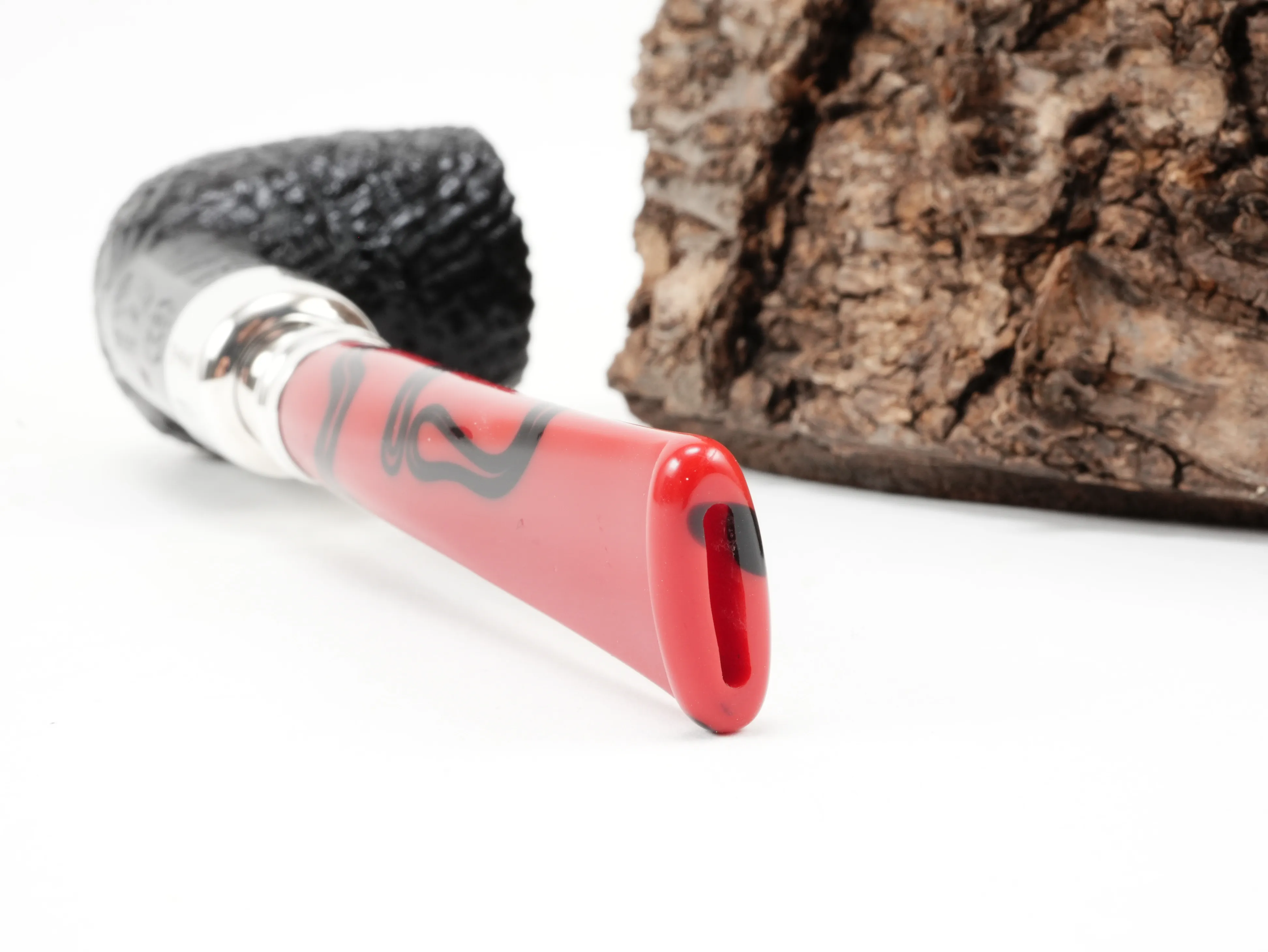 Nahaufnahme des rot-schwarzen Acrylmundstücks der Peterson Dracula Spigot Sand 106 Pfeife mit Peterson's Dublin Silber-Gravur oben