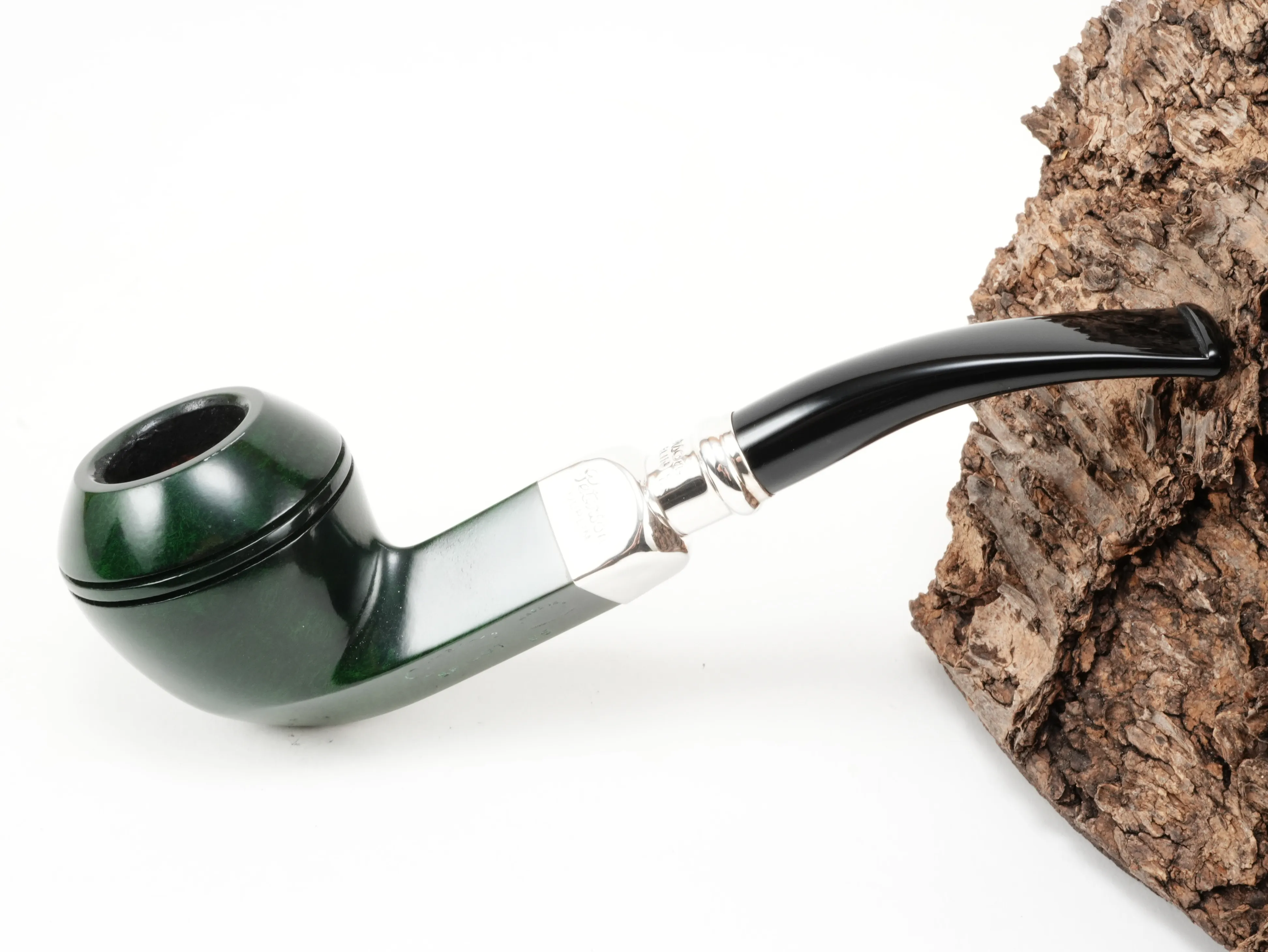 Glatt polierte grüne Peterson Spigot Green B5 Pfeife Half-Bent Bulldog mit Sterling Silber-Spigot-Montage und schwarzem Acrylmundstück – Titelbild schräg von oben