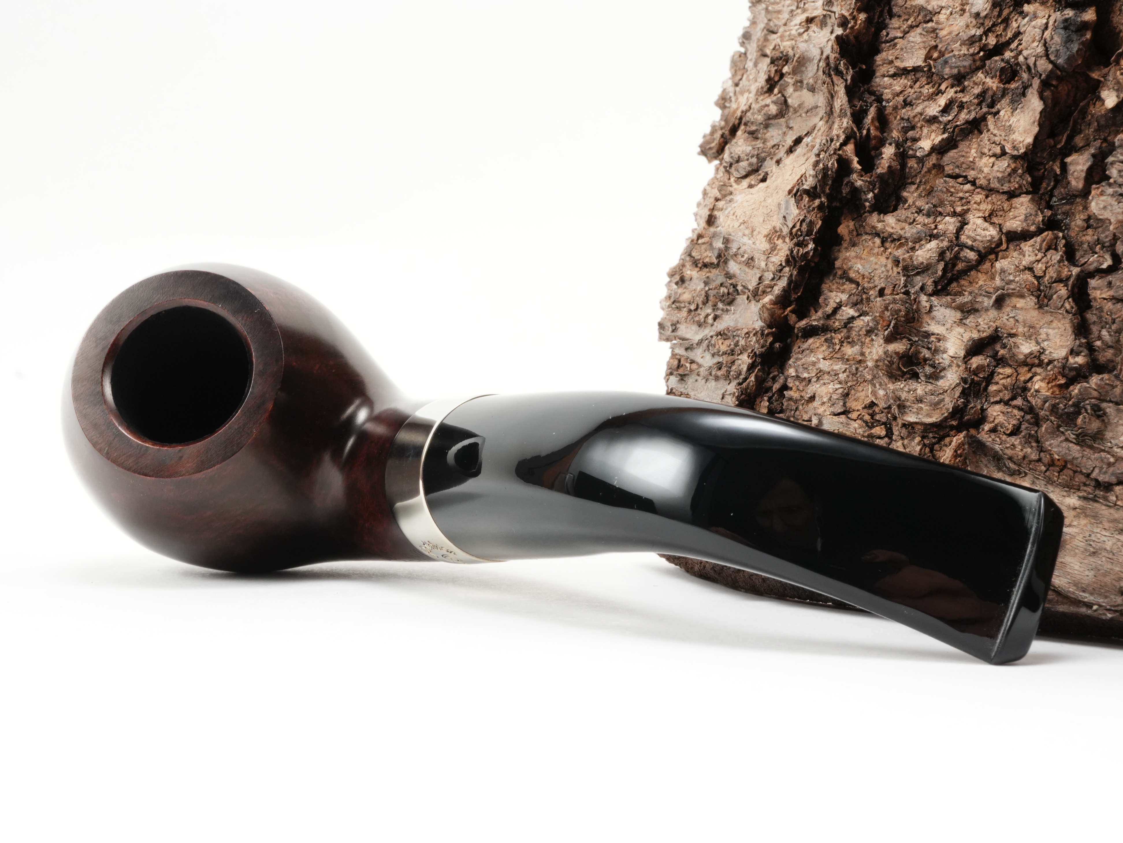 Peterson Aran XL02 Nickel Bent Tomato Pfeife flach liegend von der Seite mit Fokus auf den breiten Nickelring am Holm