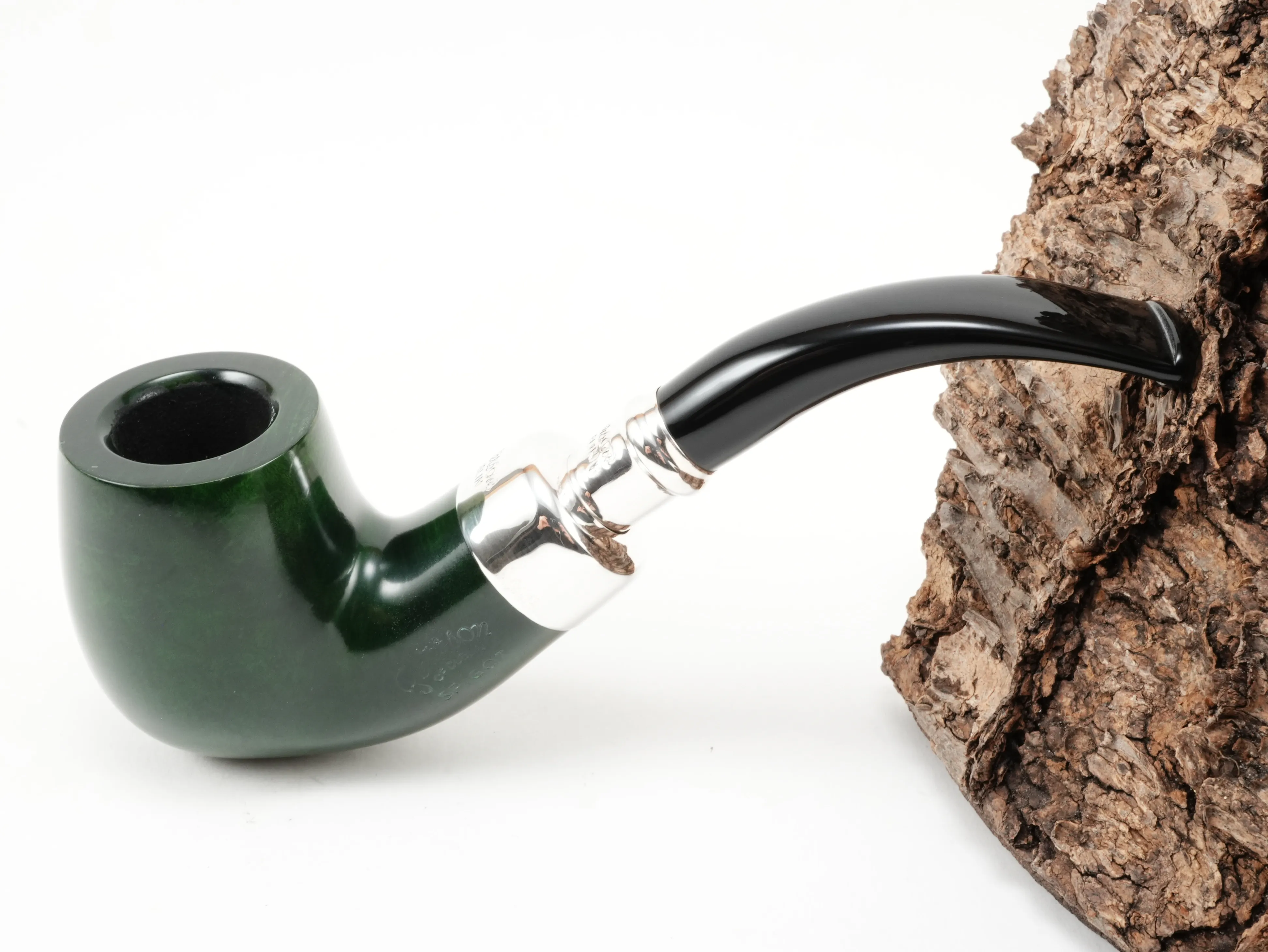 Glatt polierte grüne Peterson Spigot Green XL90 Pfeife Bent Classic mit Sterling Silber-Spigot-Montage und schwarzem Acrylmundstück – Titelbild schräg von oben