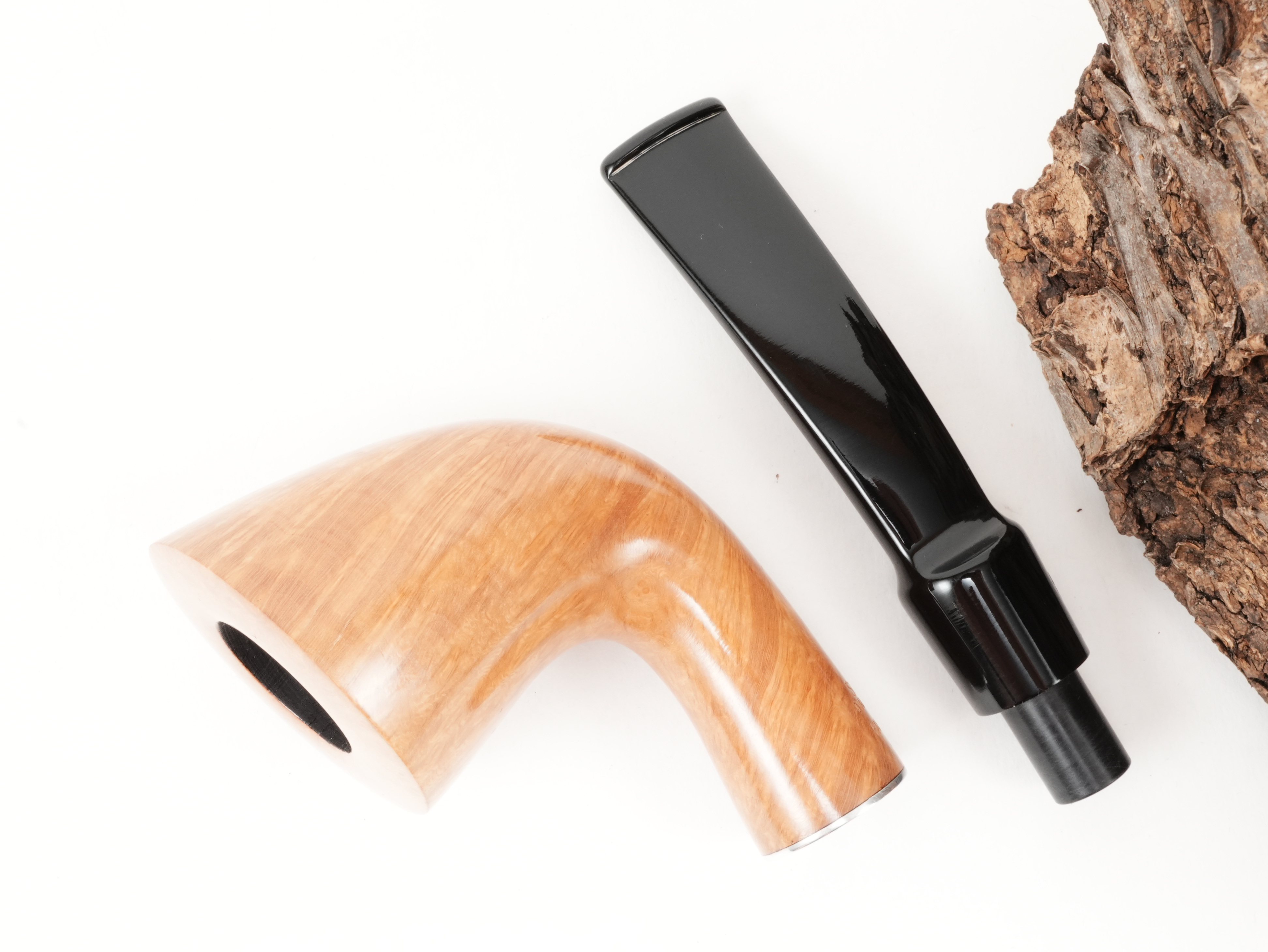 Draufsicht auf die zerlegte Stanwell H.C. Andersen Flawless 6 mit getrenntem hellem Bruyèrekopf und kurzem Acrylmundstück