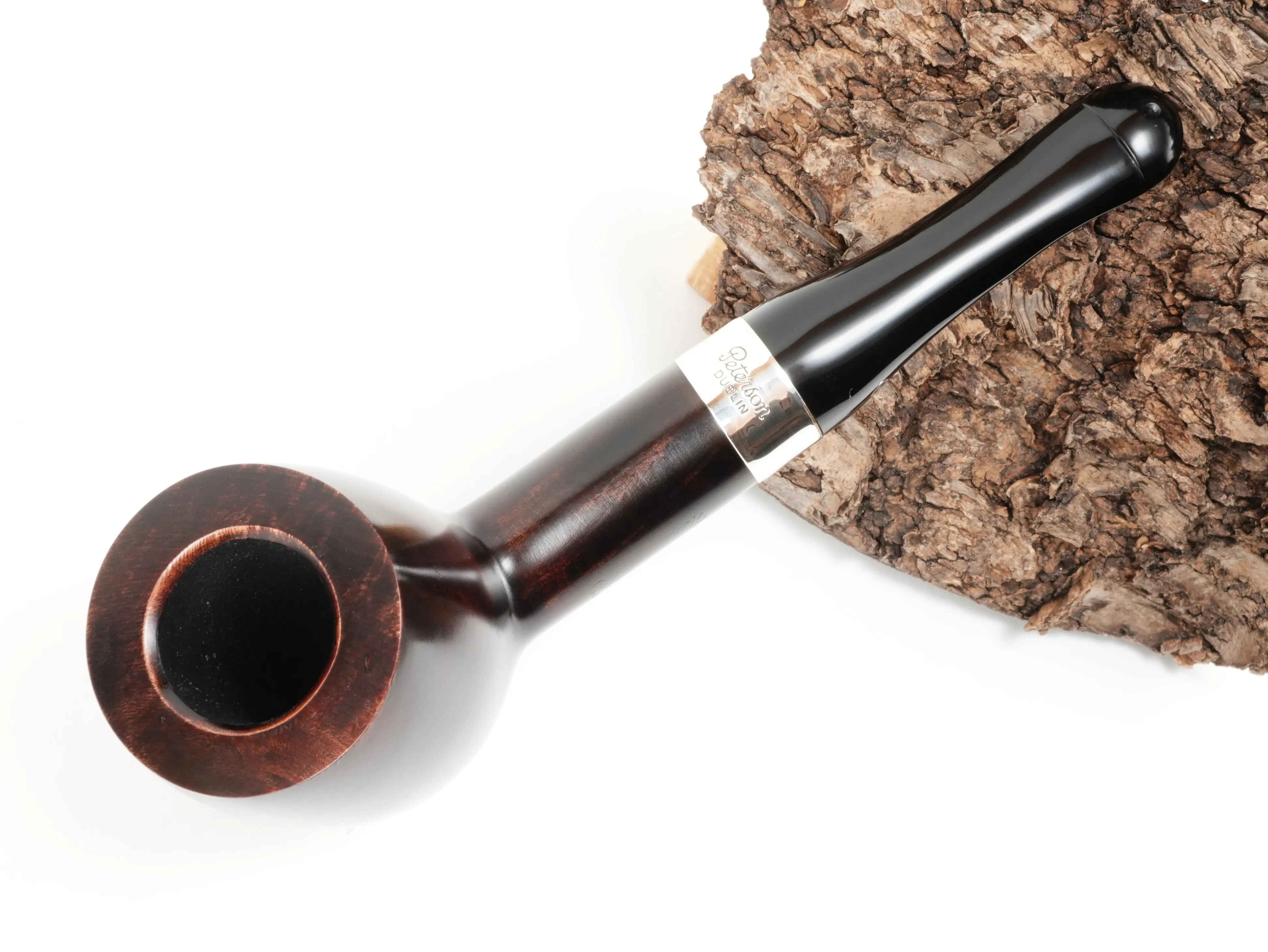 Stehende Peterson House Pipe Billiard Heritage Pfeife in der Draufsicht mit Blick in die große Tabakkammer und auf das silberne P-Logo