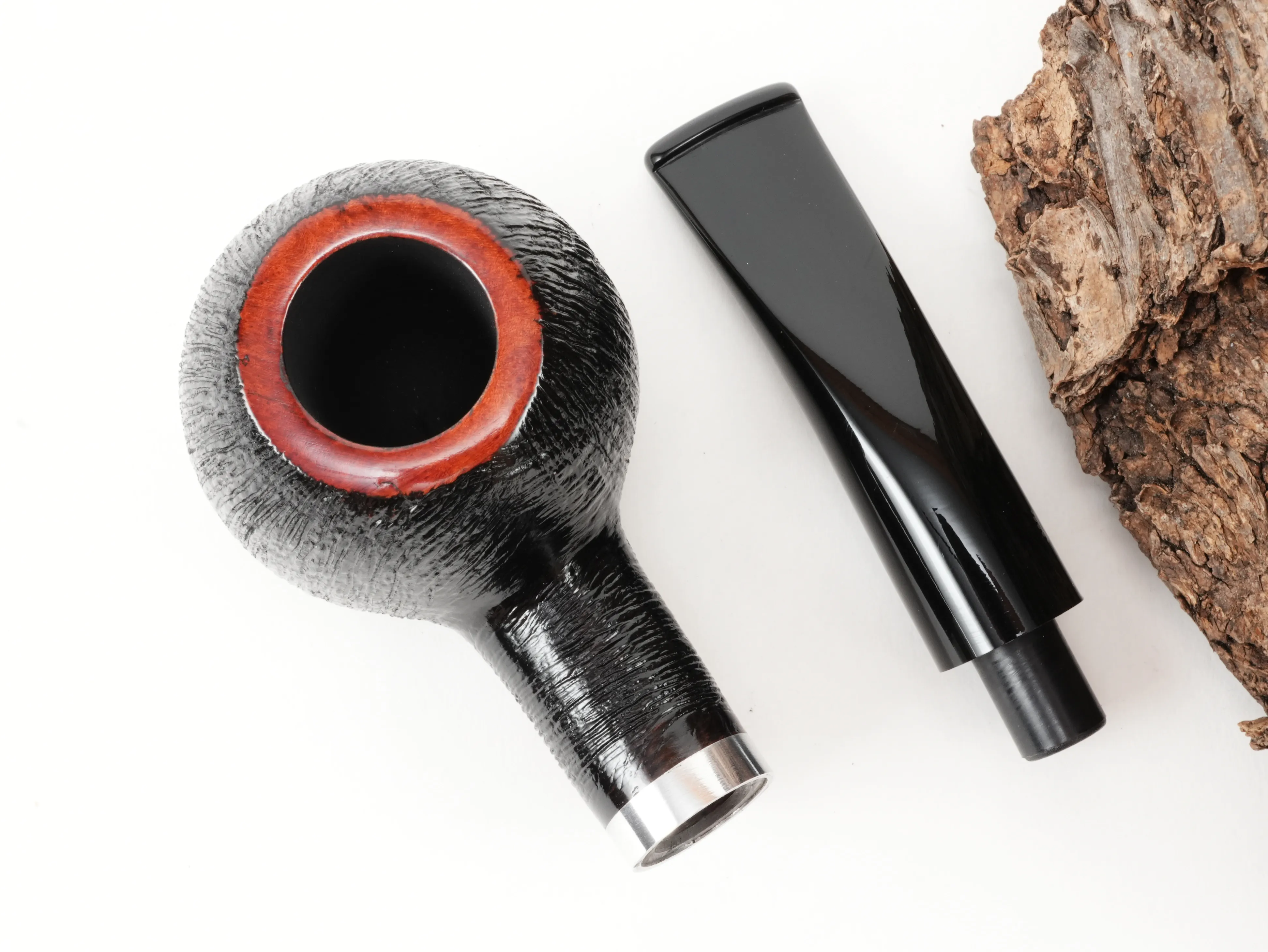 Draufsicht auf die zerlegte Stanwell København Brushed 109 Pfeife mit getrenntem rustiziertem Brandy-Pfeifenkopf und schwarzem Mundstück