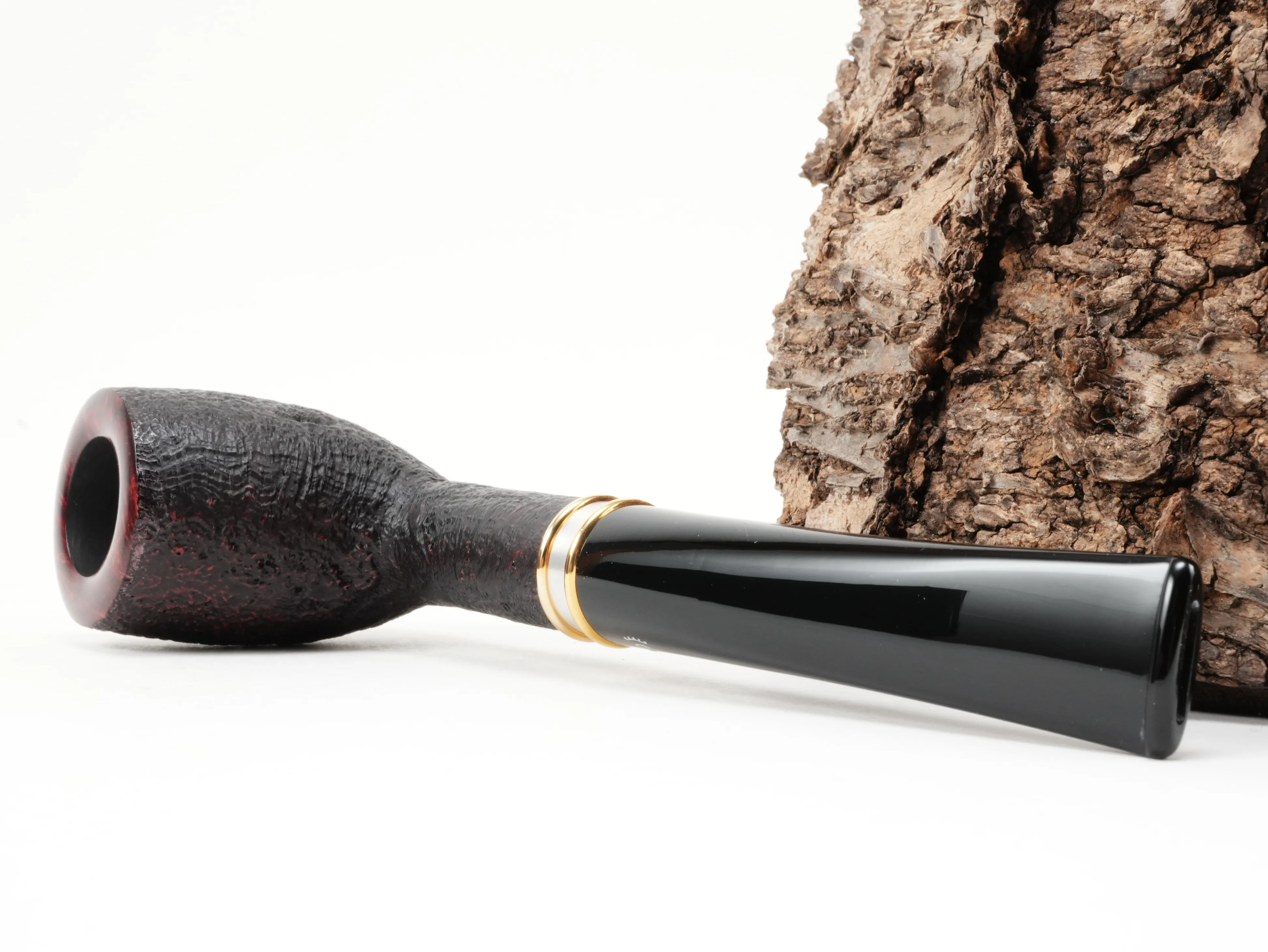 Stanwell H.C. Andersen Sandblasted 1 Pfeife liegend von schräg hinten mit glänzendem Metall-Zierring und sandgestrahlter Holzstruktur