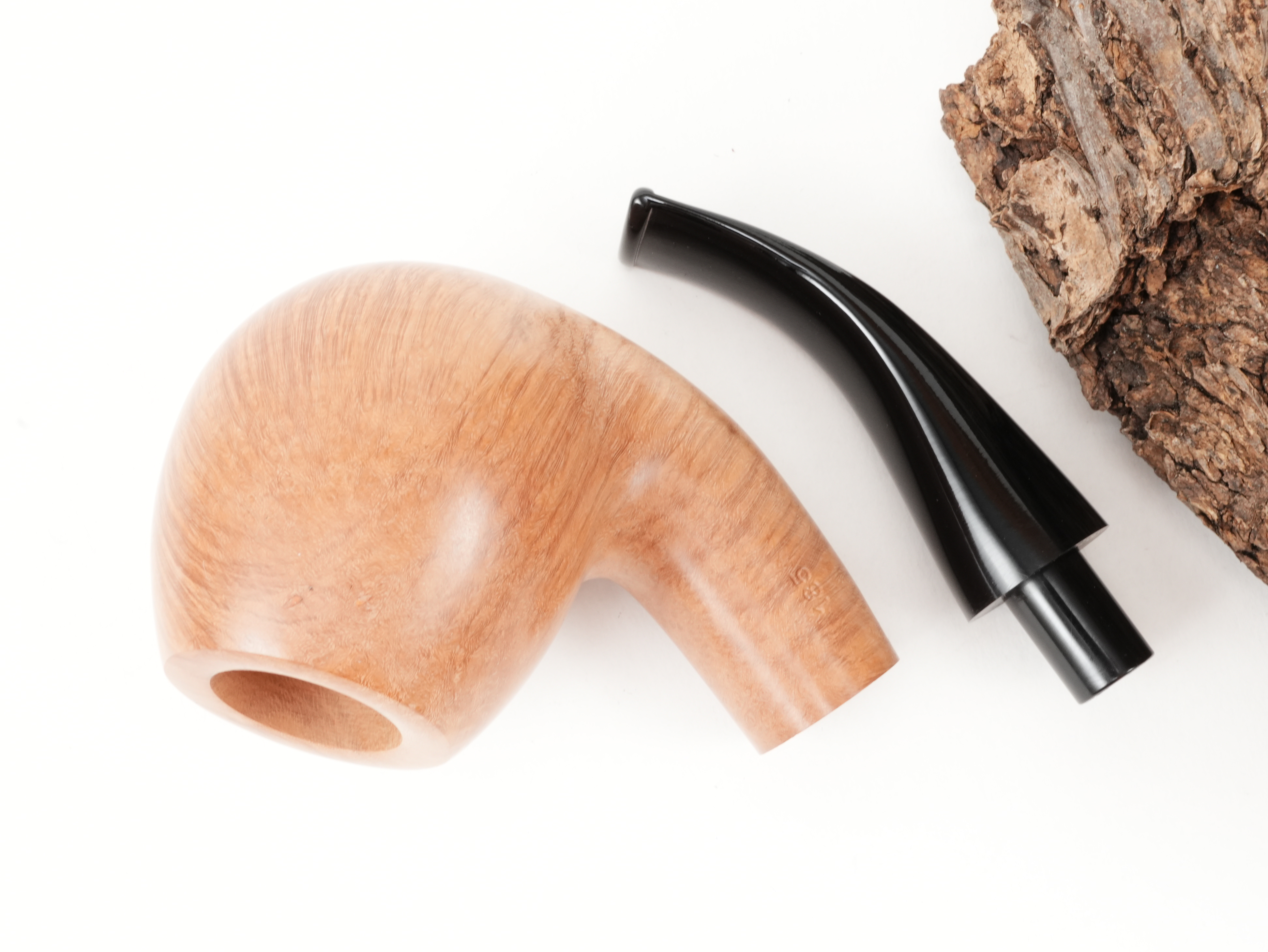 Draufsicht auf die zerlegte Stanwell Authentic Natural 185 mit eingeprägter Shape-Nummer 185 auf der rechten Holmseite