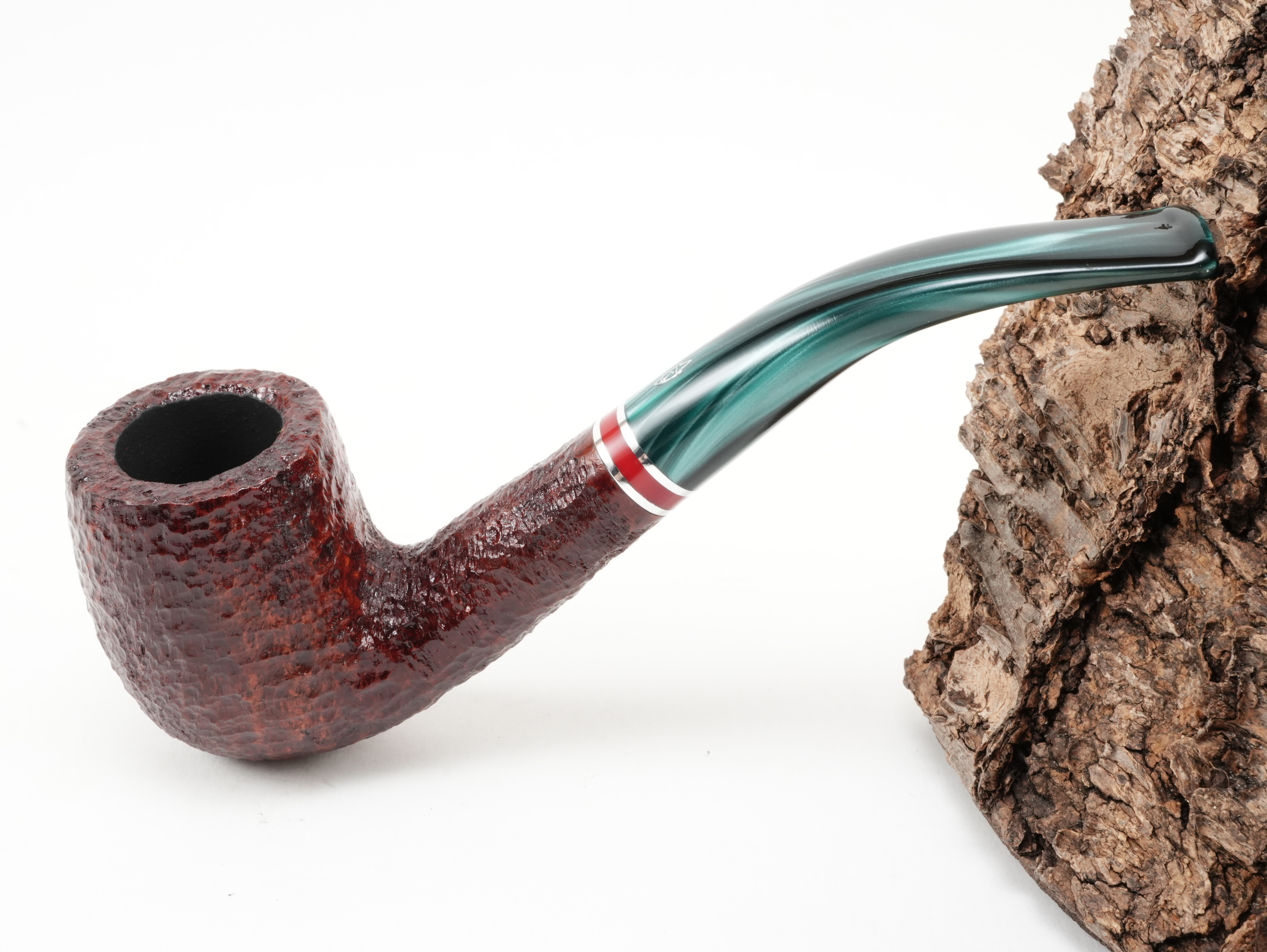 Rustizierte Savinelli Saint Nicholas 2026 Pfeife Shape 606 KS mit dunkelrotem Kopf, gebogenem perlgrünem Acrylmundstück und rubinrotem Zierring – Titelbild schräg von oben