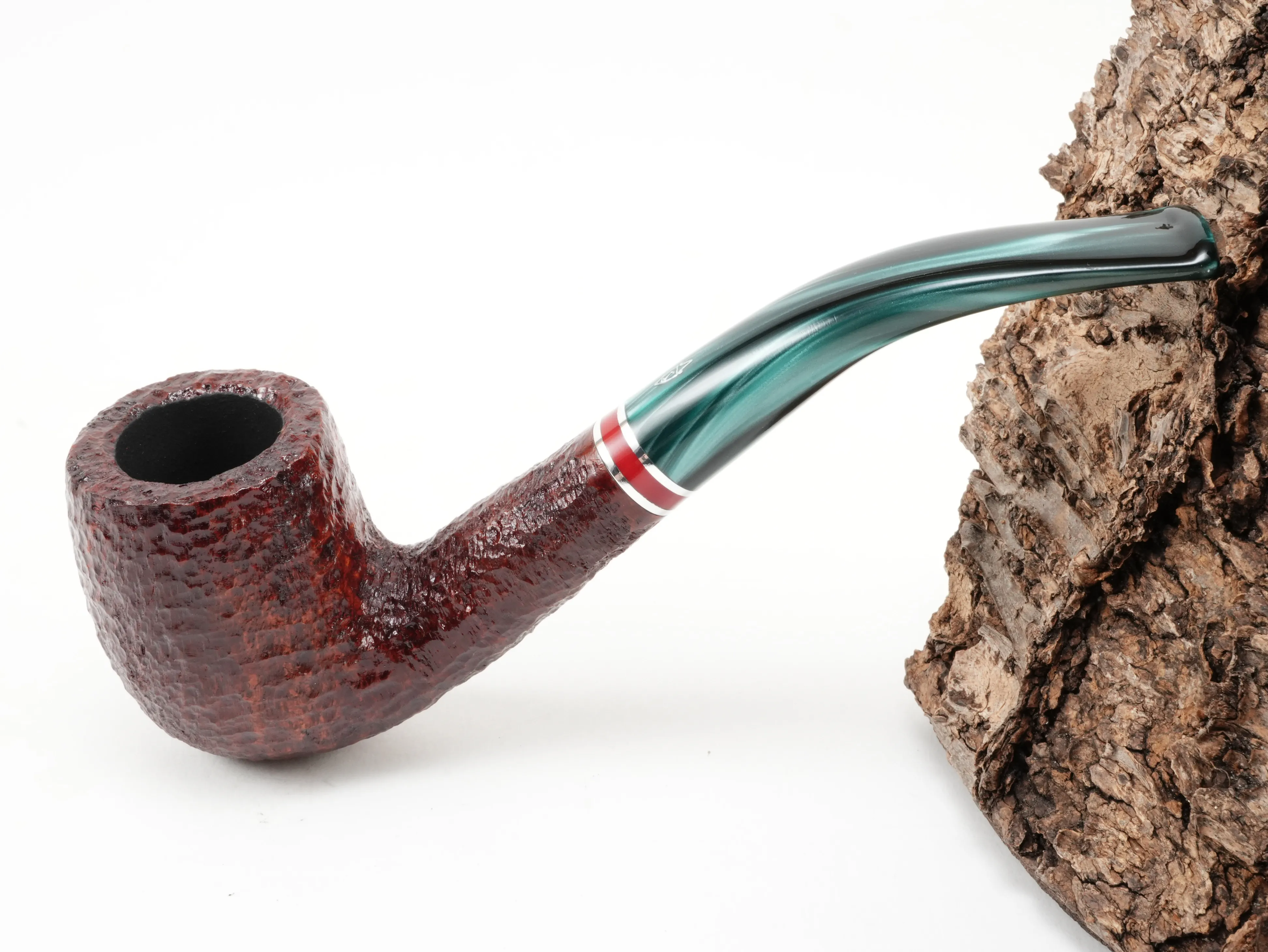 Rustizierte Savinelli Saint Nicholas 2026 Pfeife Shape 606 KS mit dunkelrotem Kopf, gebogenem perlgrünem Acrylmundstück und rubinrotem Zierring – Titelbild schräg von oben