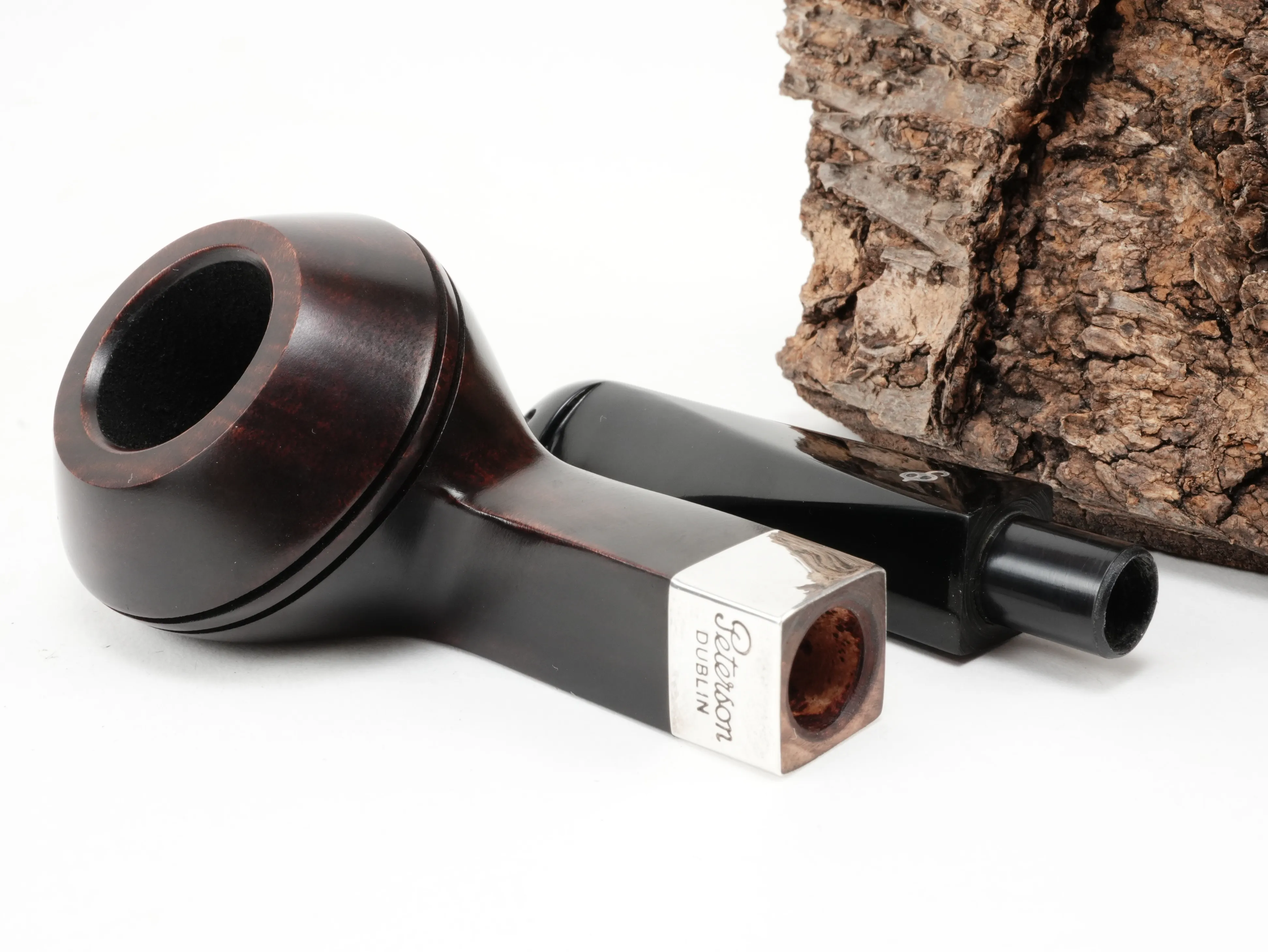 Zerlegte braune Peterson Pipe of the Year 2026 Heritage mit Blick auf den glatten Holm mit Silberring