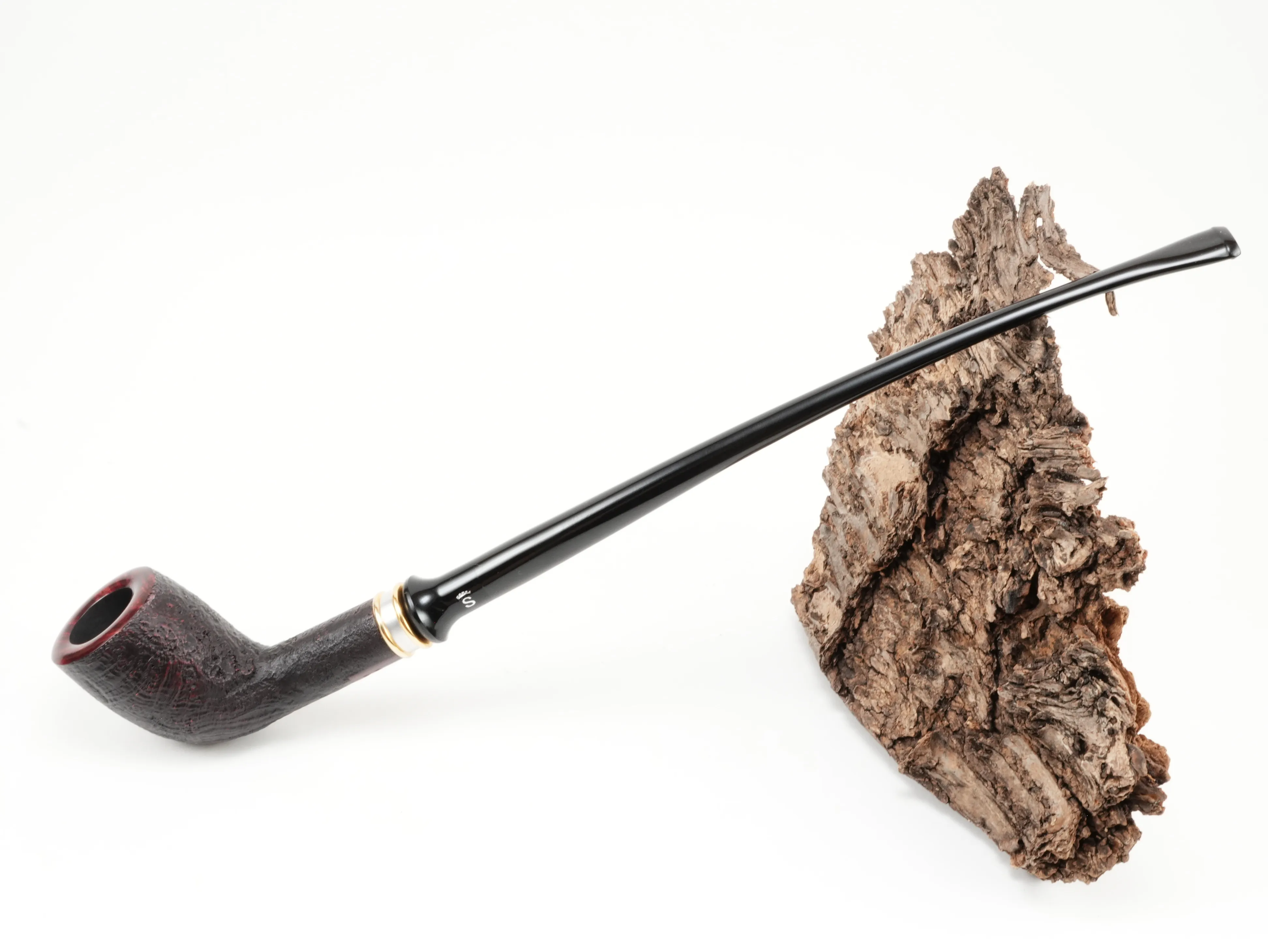 Stanwell H.C. Andersen Sandblasted 1 Lesepfeife im Albert-Shape mit langem Ebonitmundstück und Metallring – Titelbild schräg von oben