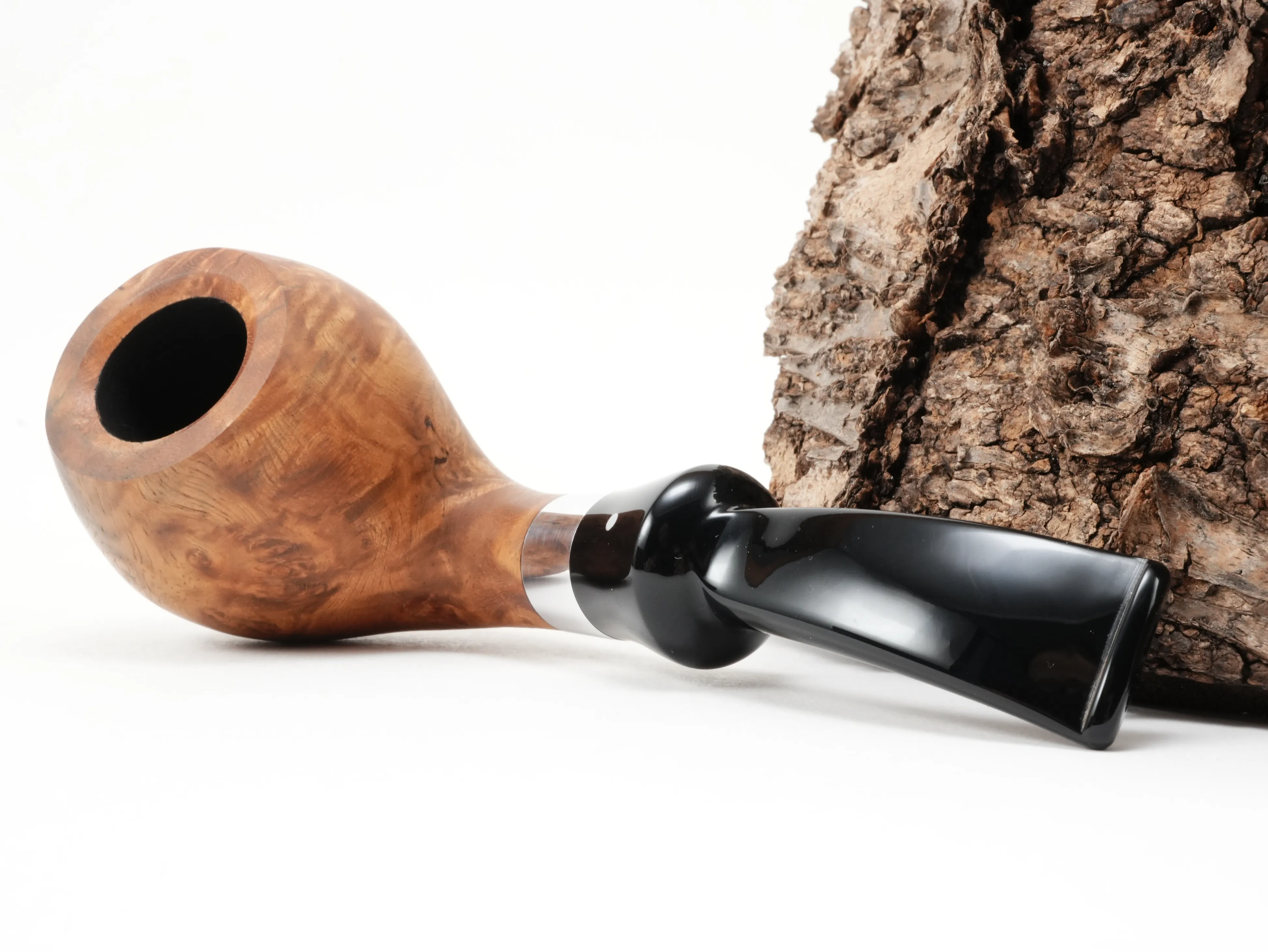 Vauen AMBA 177 Calabash-Pfeife liegend von schräg hinten mit matt verschliffenem Aluminiumring und Weißpunkt-Kennzeichnung am Mundstück