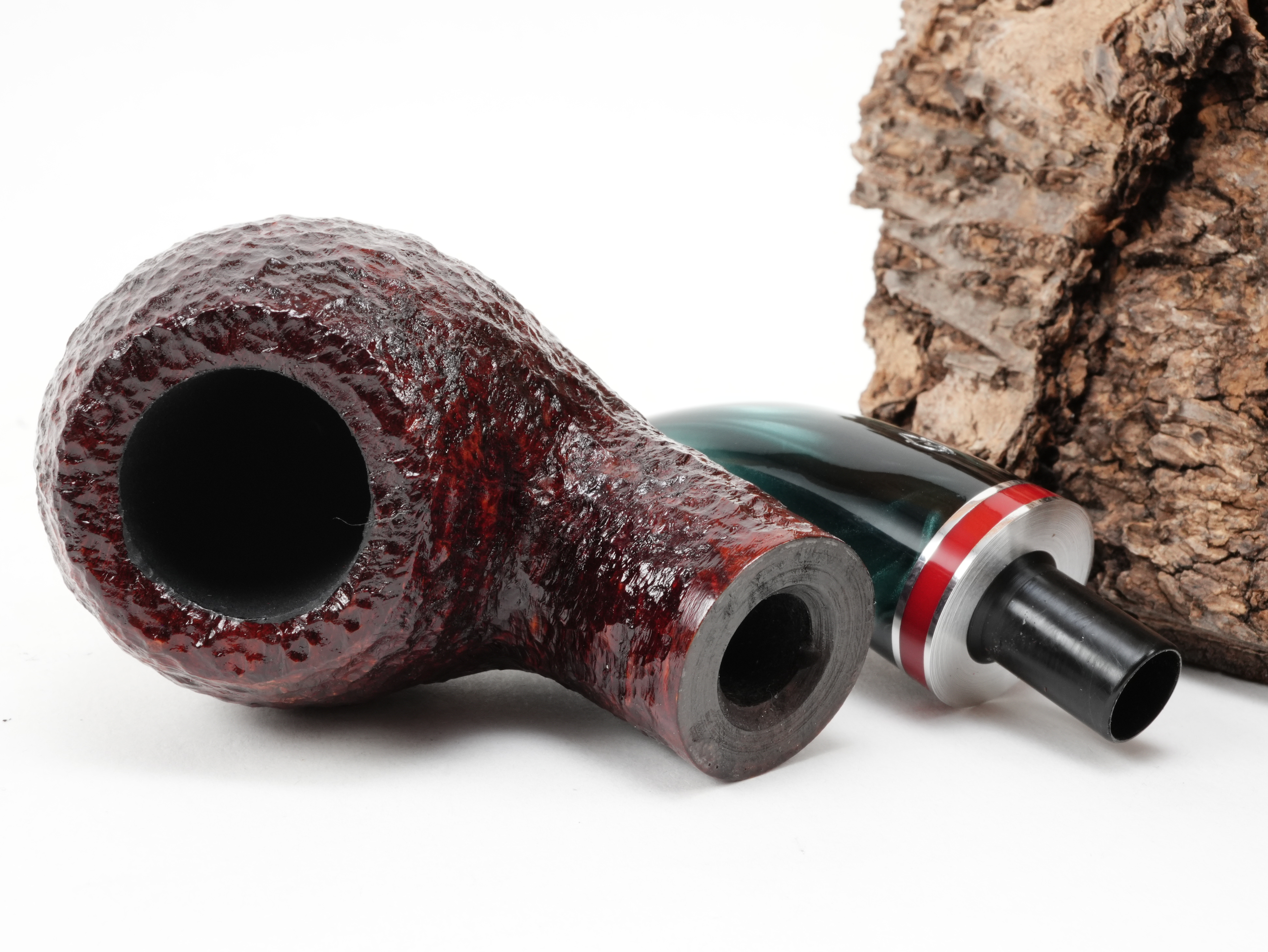 Zerlegte Savinelli Saint Nicholas 2026 642 Pfeife mit Blick auf die 9mm Filterbohrung am rustizierten Holmabschluss