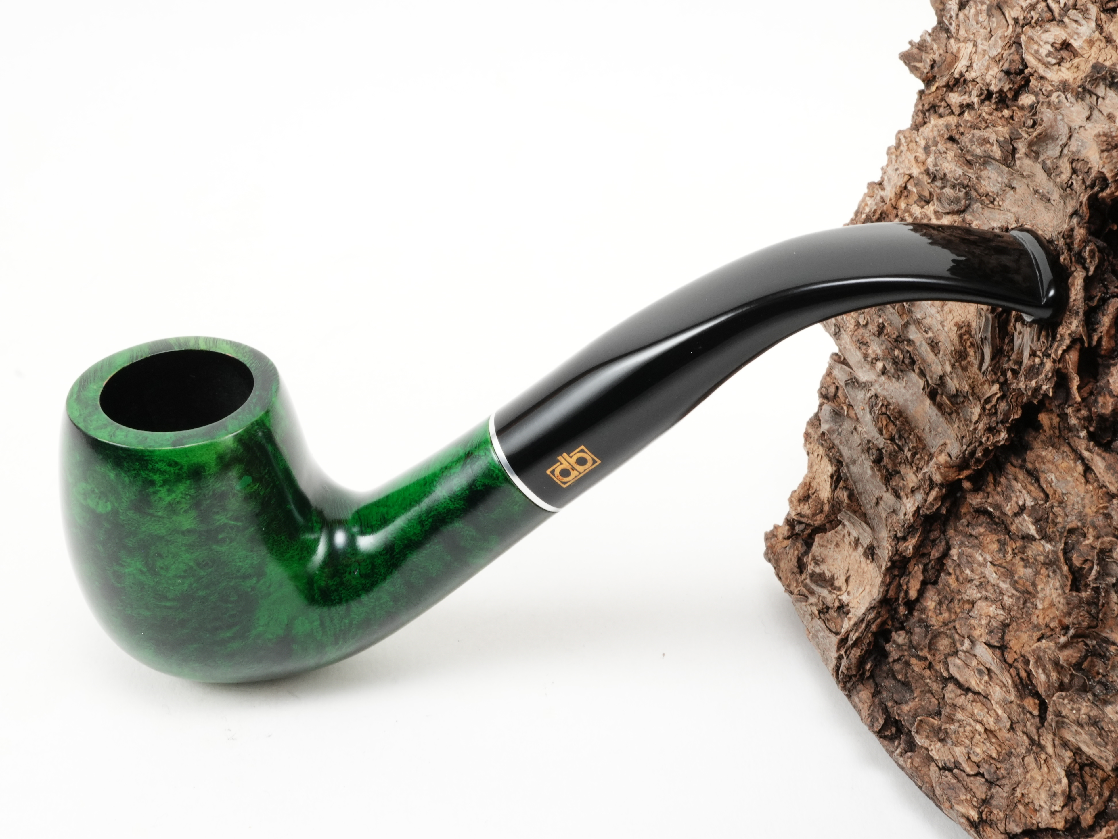 Grün-schwarz polierte db Design Berlin Rügen grün 045/46 Pfeife Bent Classic mit Aluminiumring und schwarzem Acrylmundstück – Titelbild schräg von oben