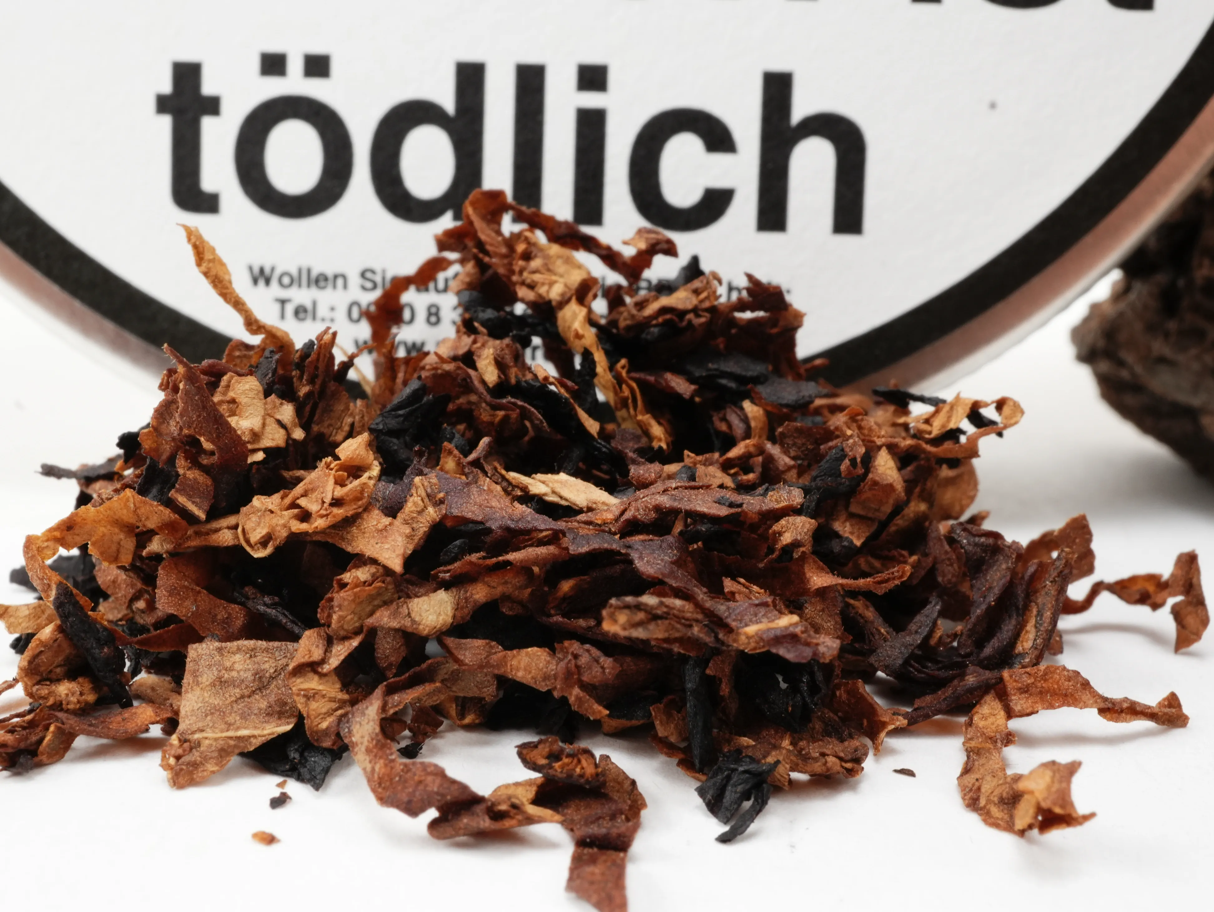 Nahaufnahme des Kopp Tobaccos Small Batch Stormy East Pfeifentabaks aus samtweichem Black Cavendish und süßem Virginia