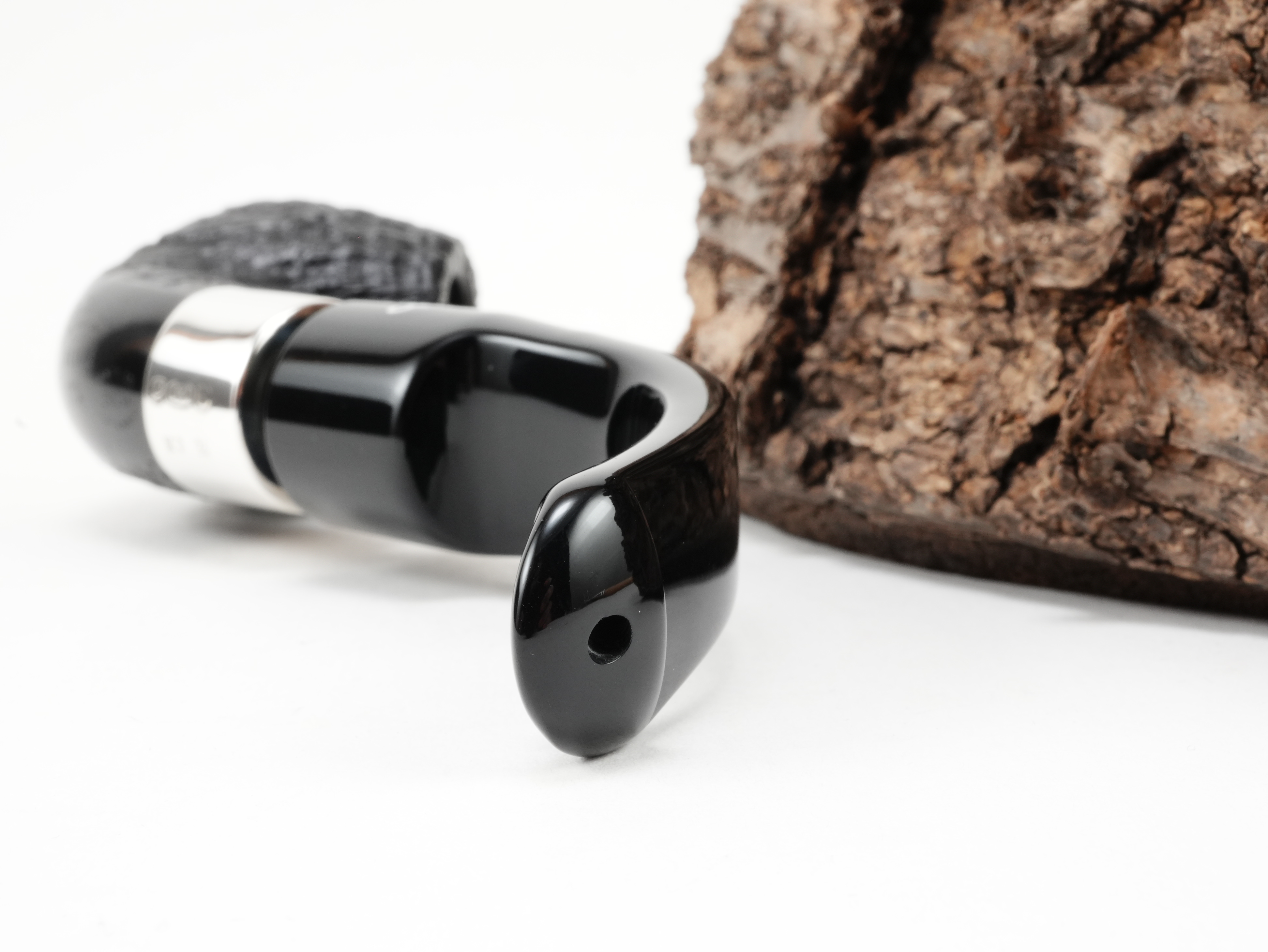Nahaufnahme des schwarzen P-Lip Acrylmundstücks der Peterson Deluxe System 12,5 mit Lippenbiss-Öffnung von hinten