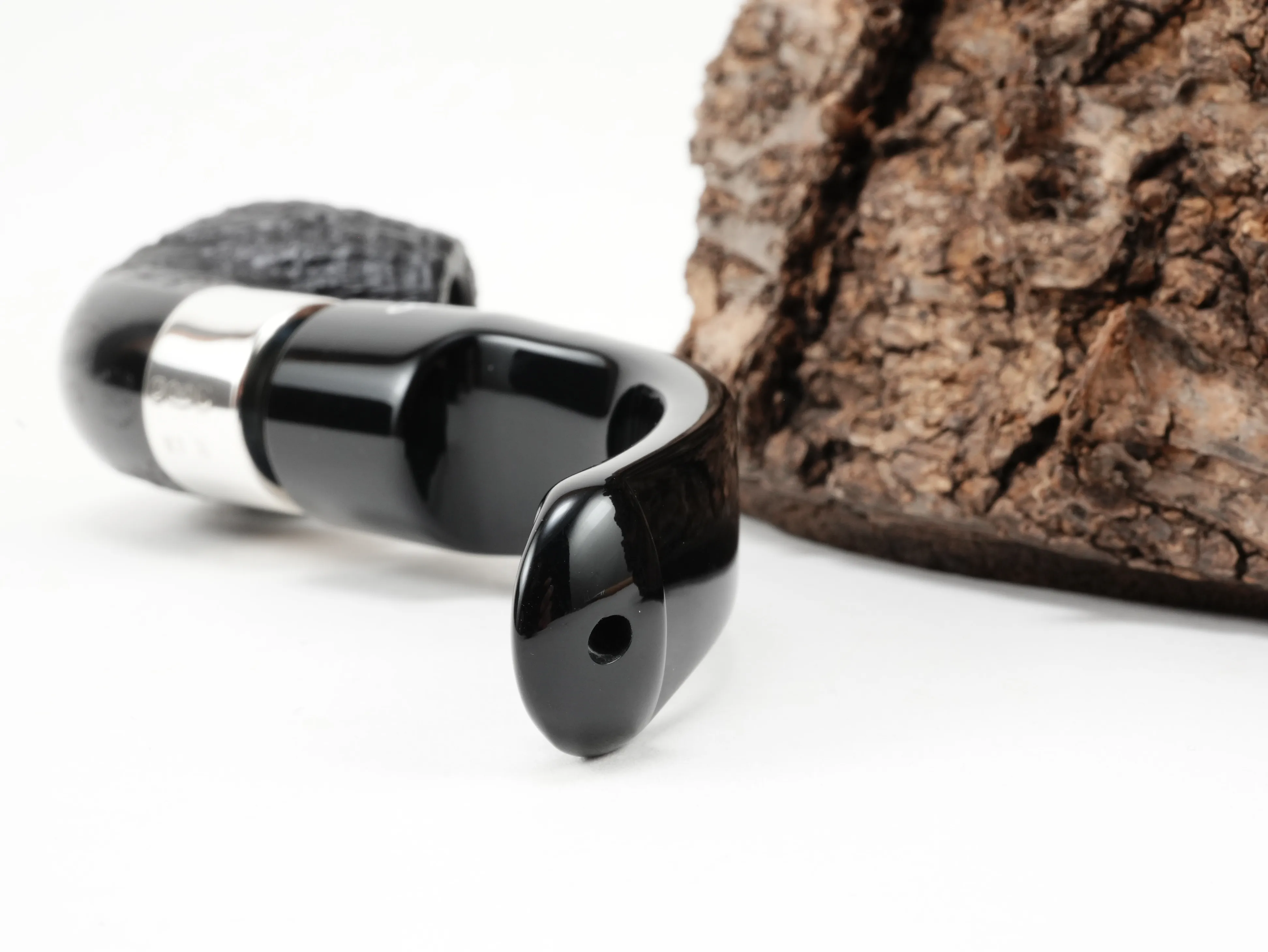 Nahaufnahme des schwarzen P-Lip Acrylmundstücks der Peterson Deluxe System 12,5 mit Lippenbiss-Öffnung von hinten