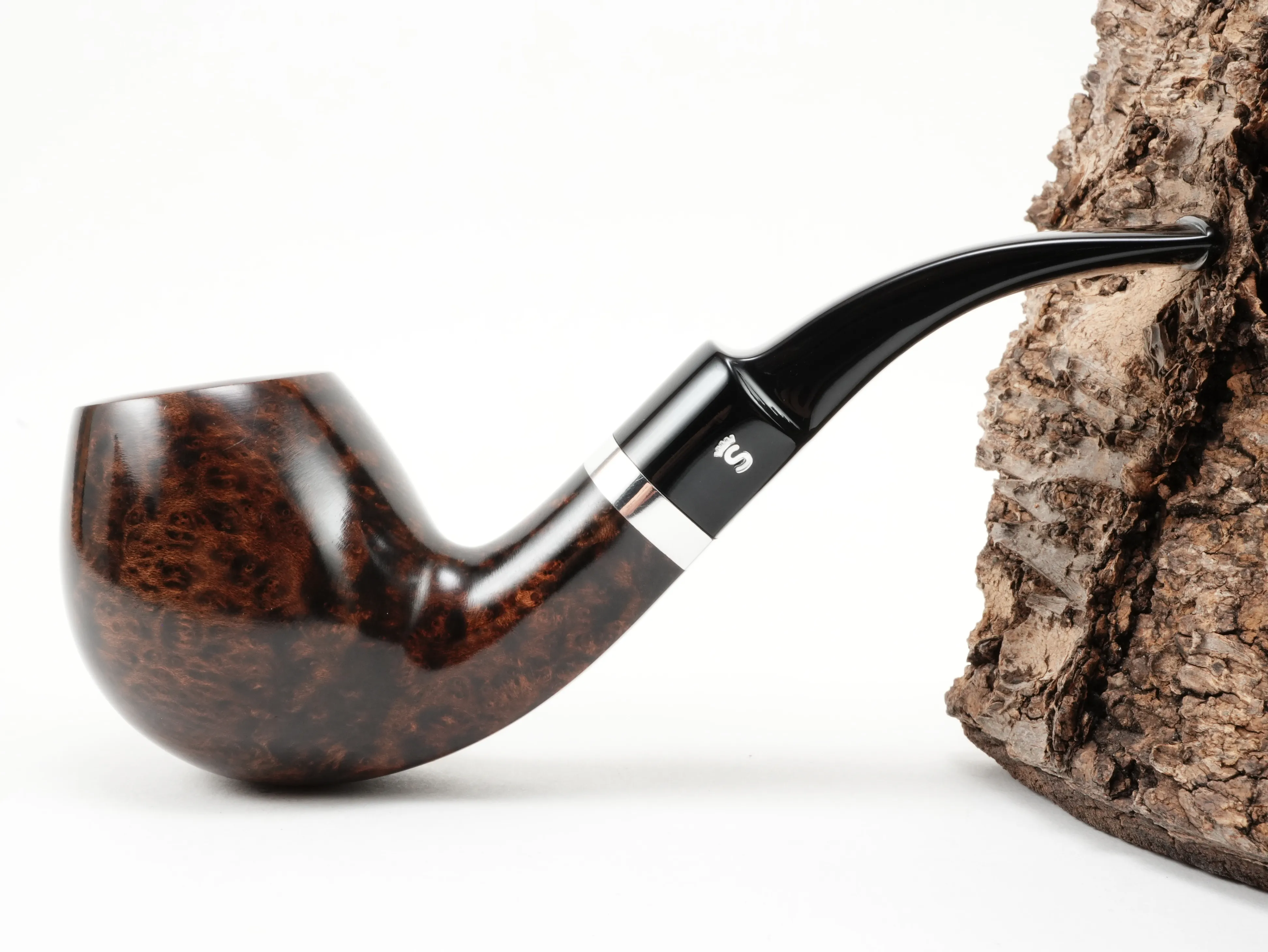 Seitenansicht der gebogenen Stanwell København 232 Freestyle-Pfeife mit polierter brauner Oberfläche und silbernem Ring