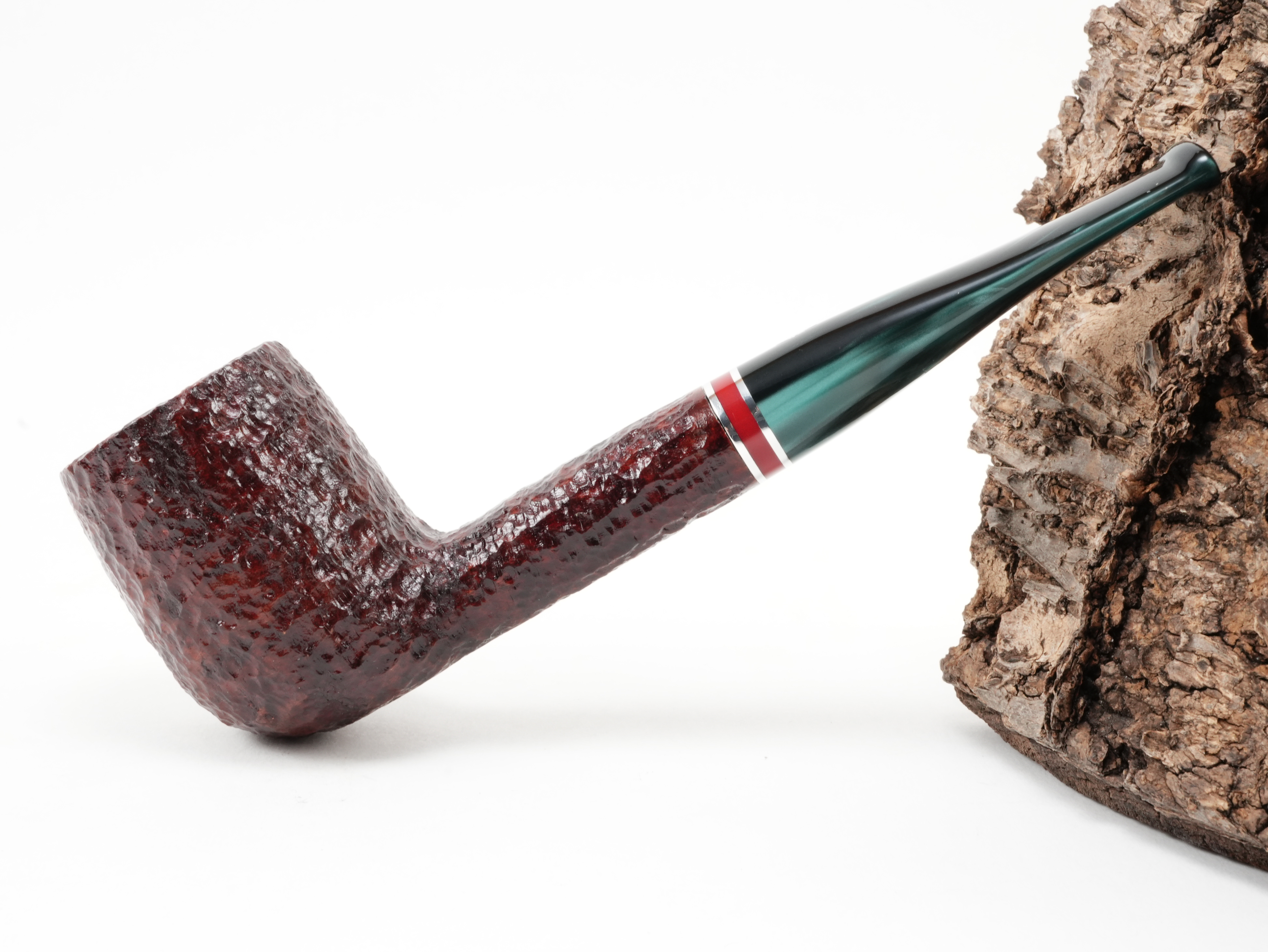 Seitenansicht der geraden Savinelli Saint Nicholas 2026 111 KS Billiard-Pfeife mit rustizierter Oberfläche