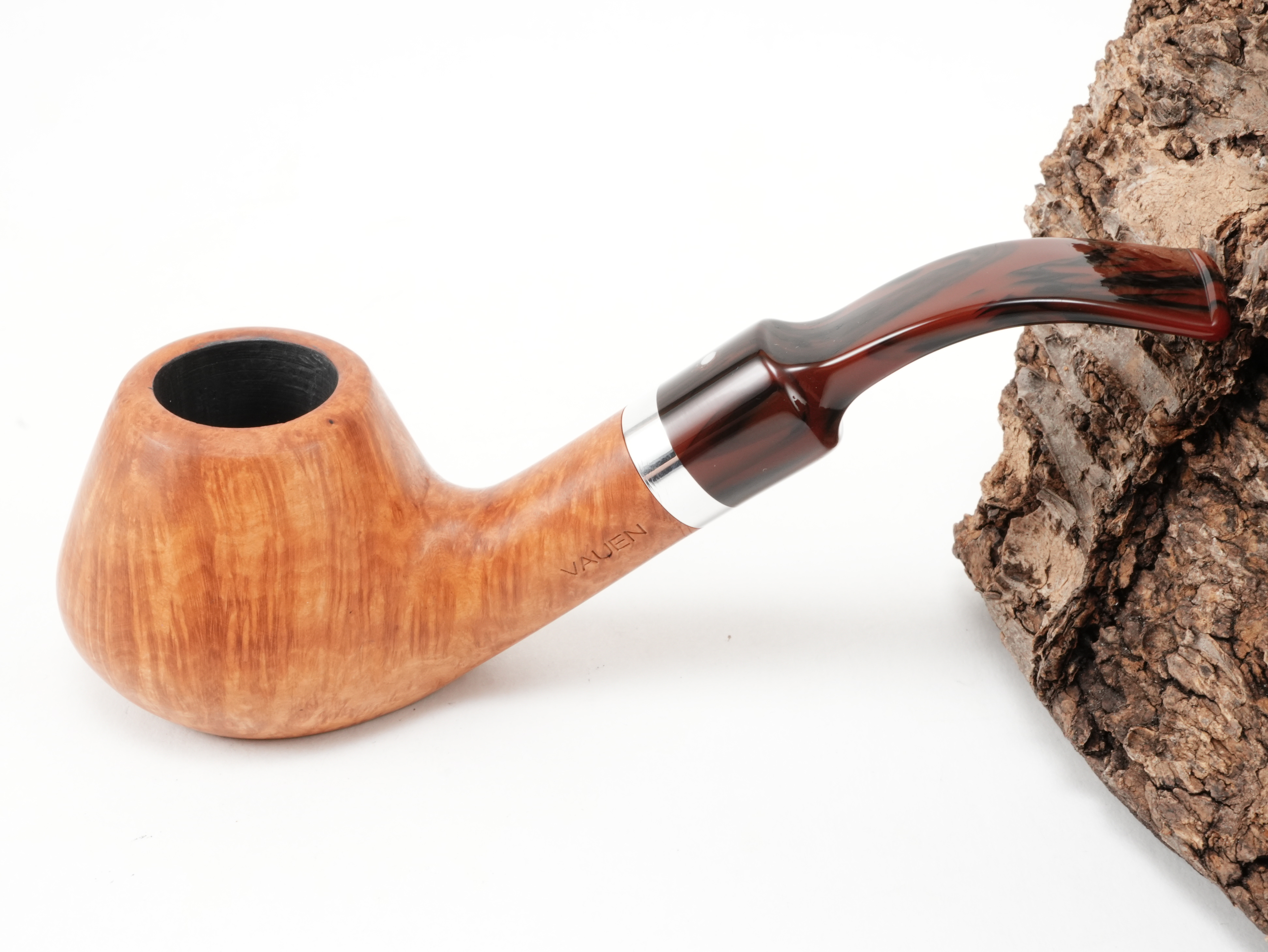 Helle naturbelassene Vauen Natura 239 Pfeife Bent Brandy mit Acrylmundstück in Cumberlandoptik und Aluminiumring – Titelbild schräg von oben