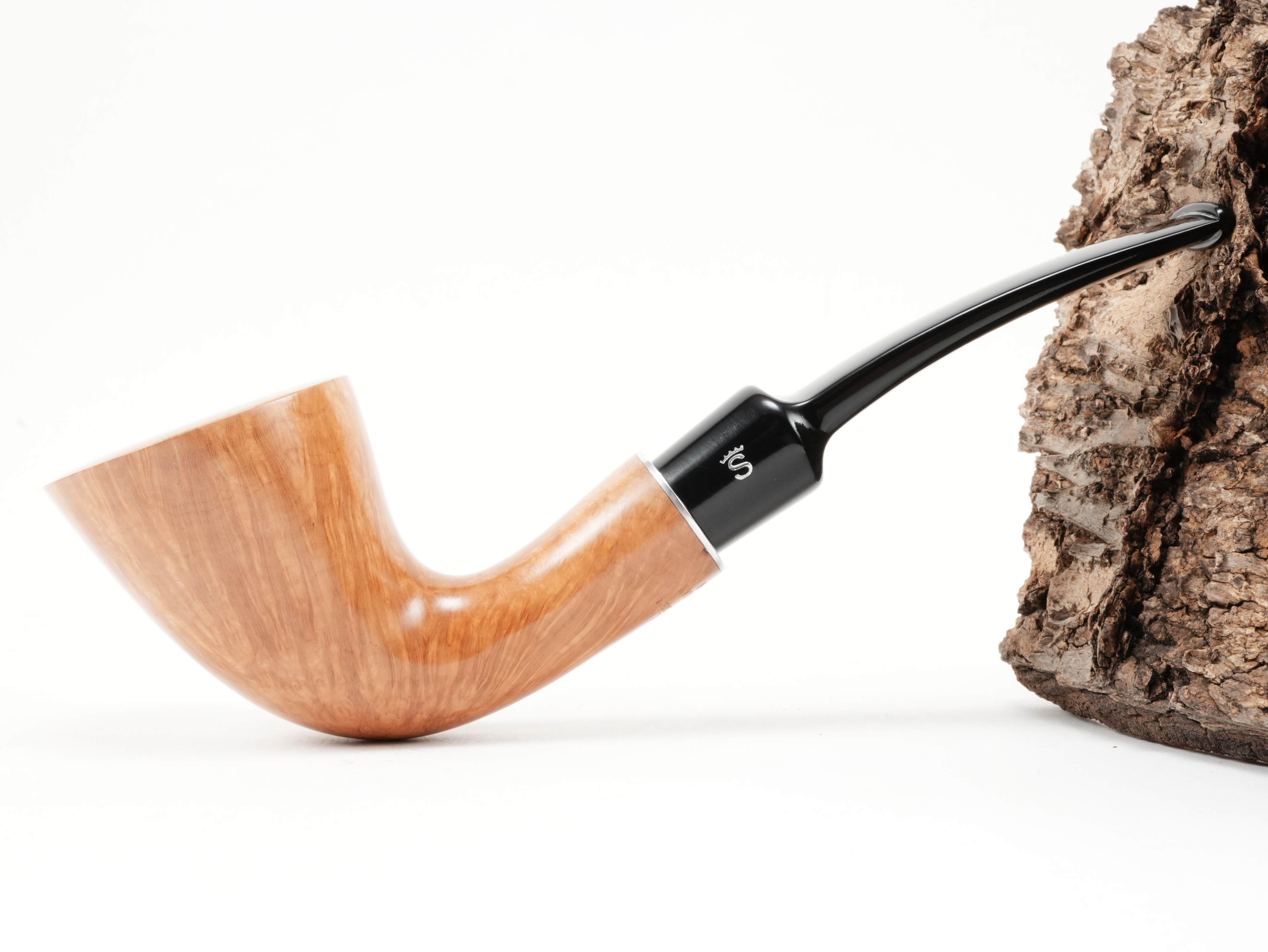 Seitenansicht der gebogenen Stanwell H.C. Andersen Flawless 6 Pfeife aus naturbelassenem hellem Holz mit kurzem Mundstück