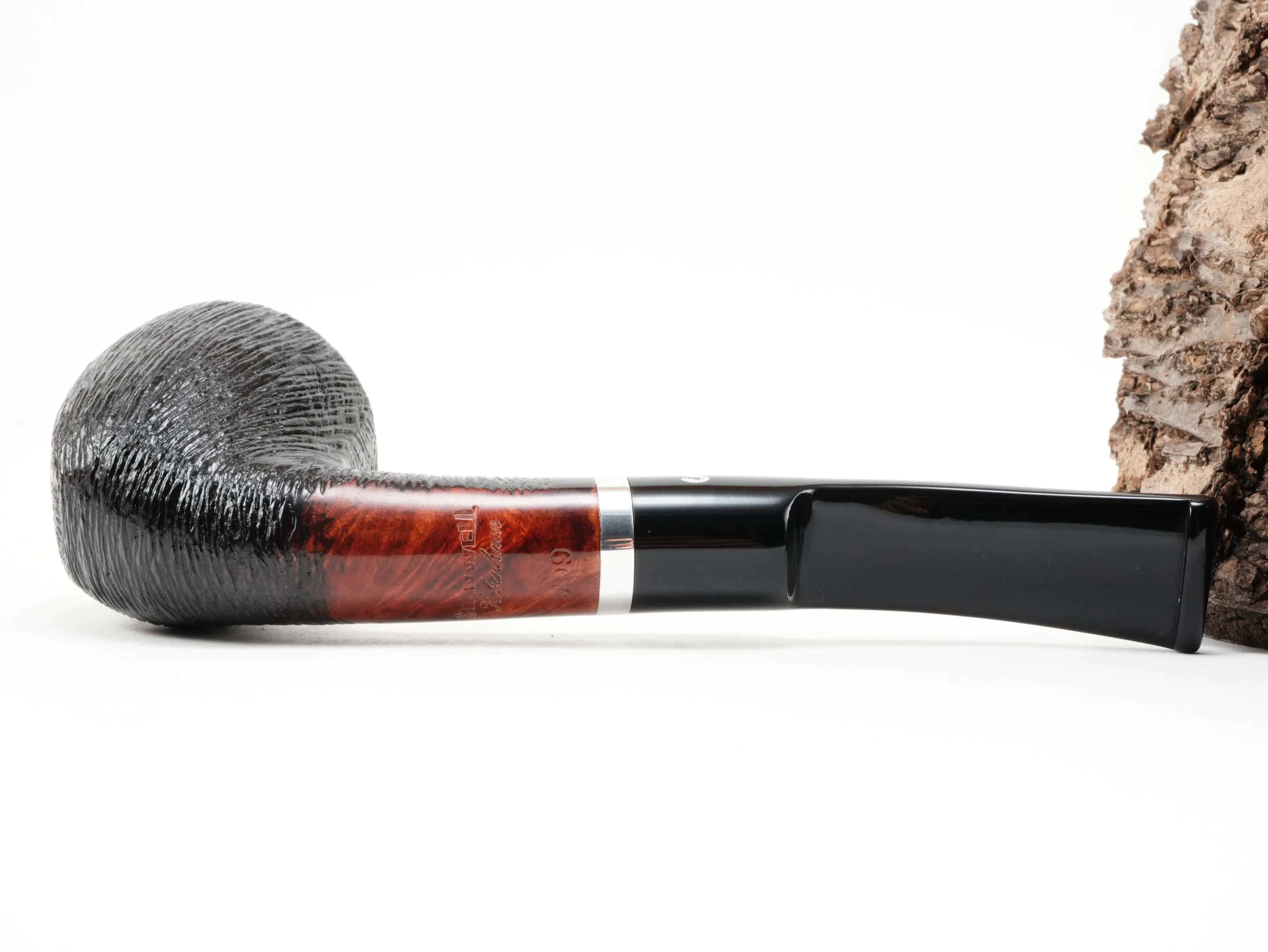 Unterseite der Stanwell København Brushed 409 Pfeife mit glatter rötlicher Fläche und Stempelung Stanwell København 409