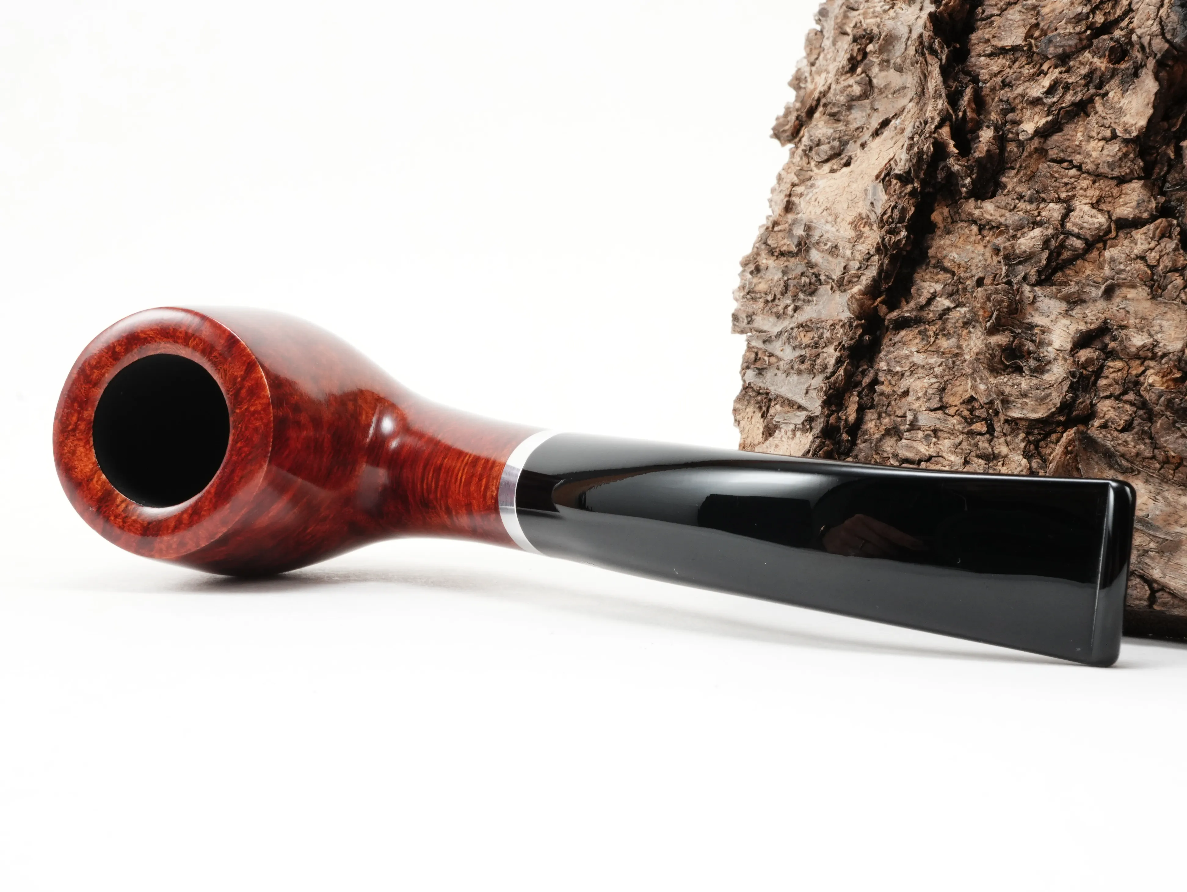 Stanwell København Terracotta 246 Bent Classic Pfeife liegend von schräg hinten mit Blick auf den Aluminiumring am Holm