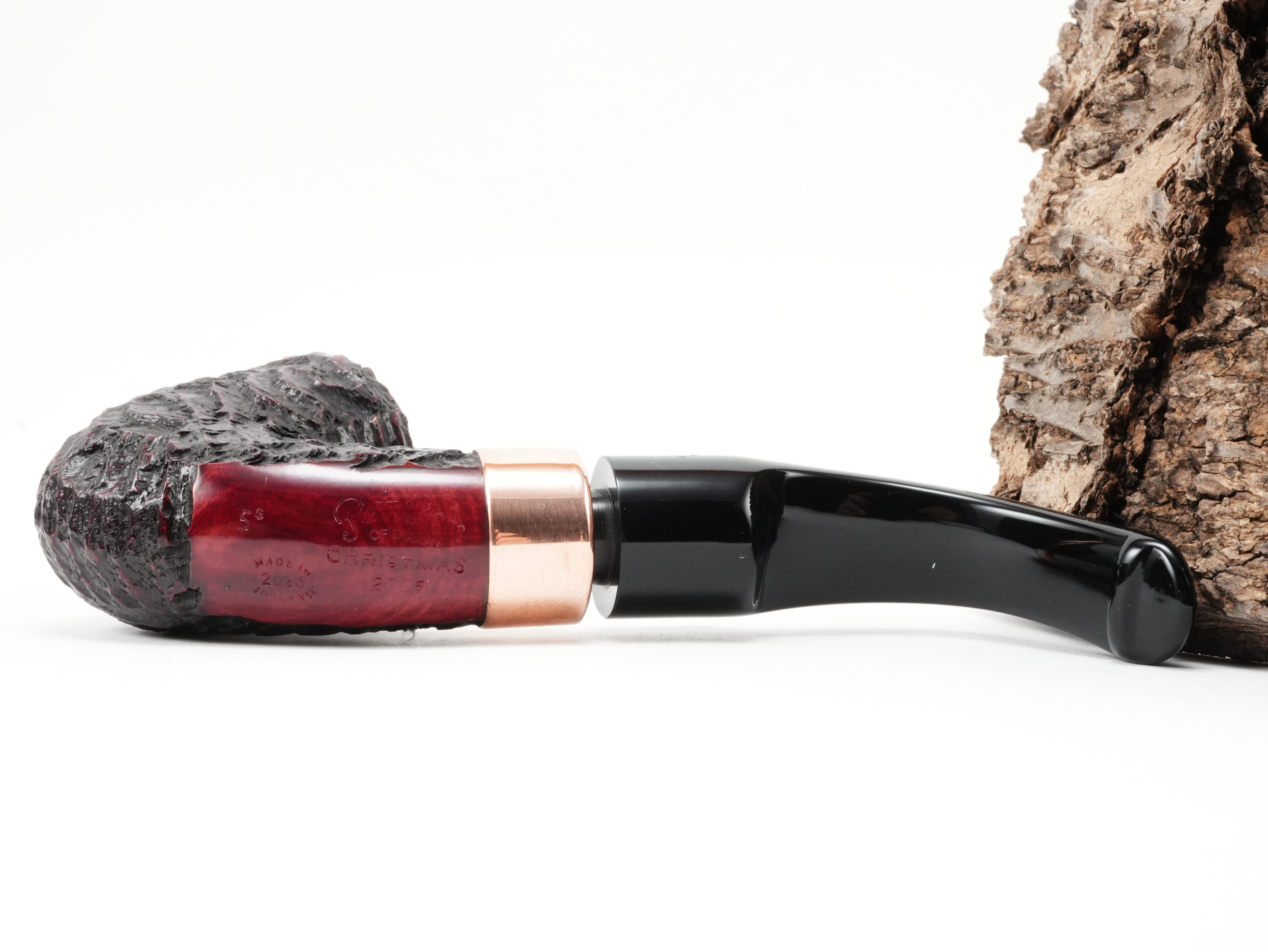 Unterseite der Peterson Christmas 2026 Rustic 5s Pfeife mit Stempelung Peterson of Dublin Christmas 2026 5s Made in Ireland