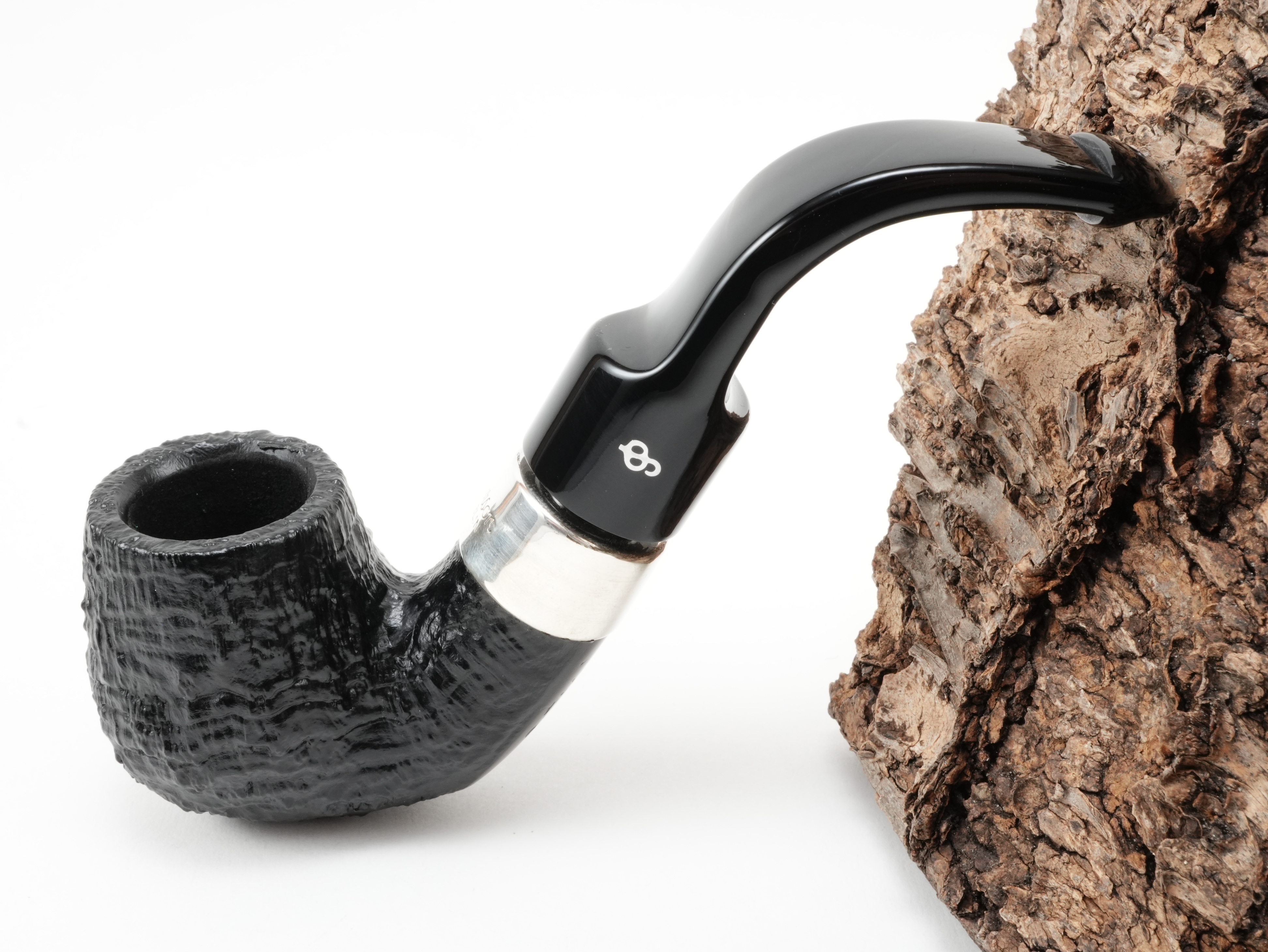 Peterson Deluxe System 20s PL sand Pfeife Bent Classic schwarz sandgestrahlt 9mm mit Sterling-Silber-Band und abgesetztem Peterson-Lip Acrylmundstück – Titelbild Seitenansicht schräg von oben