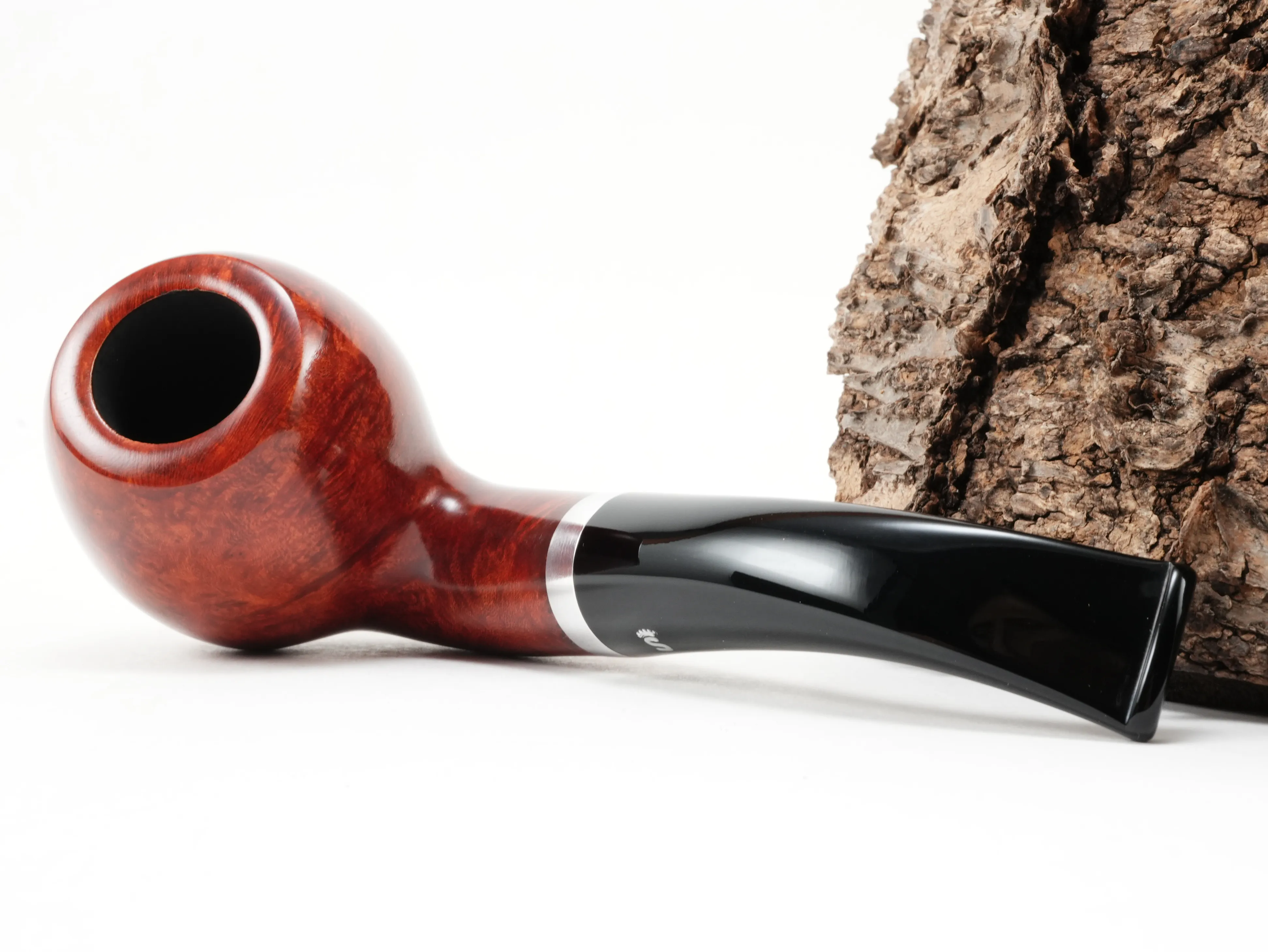 Stanwell København Terracotta 185 Bent Apple Pfeife liegend von schräg hinten mit Blick auf den Aluminiumring am Holm